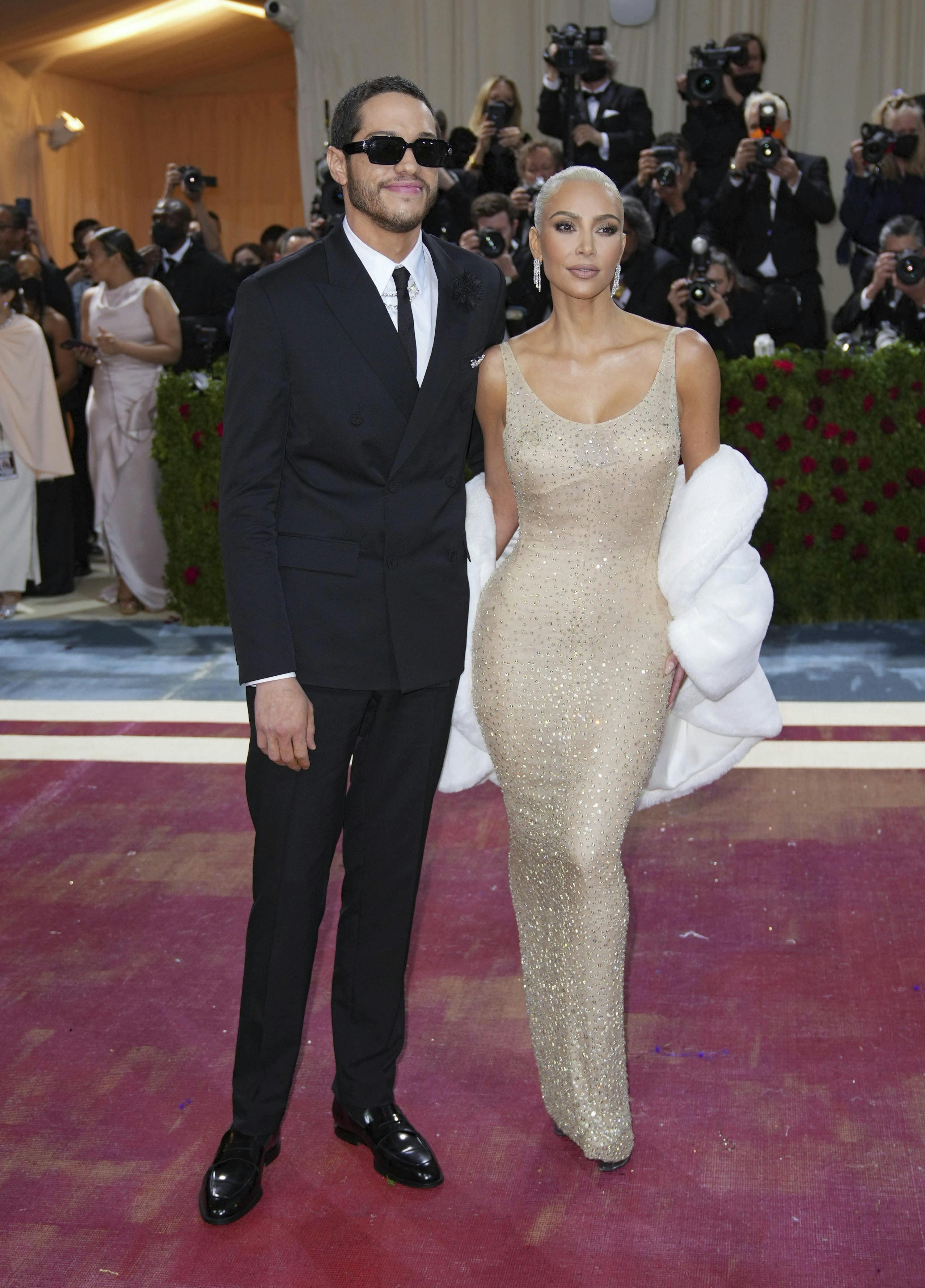 Kim Kardashian og Pete Davidson trak overskrifter, da de dukkede op sammen til årets Met Gala. Her var Kim nemlig iklædt Marilyn Monroes gamle kjole.

