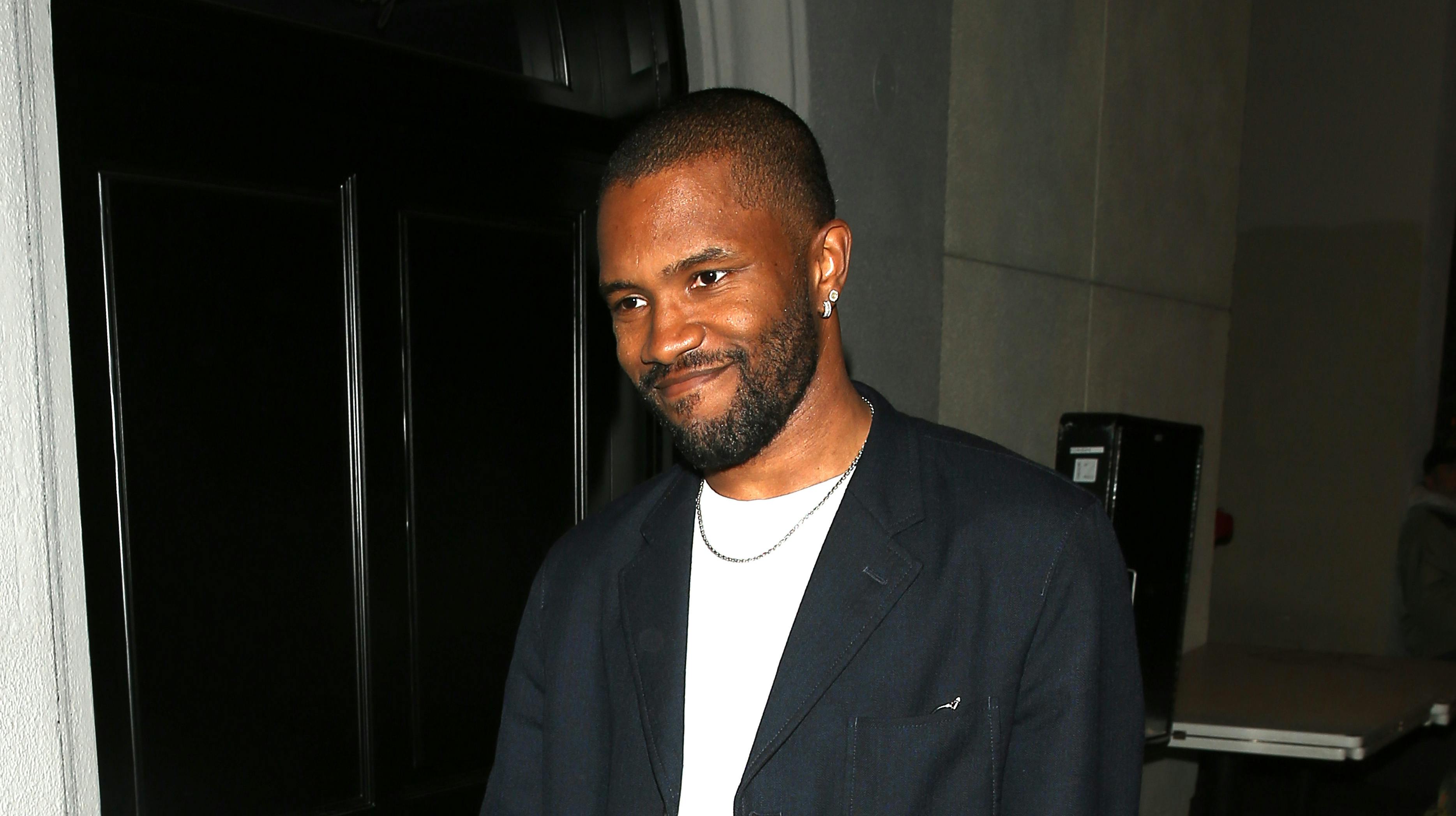 Frank Ocean står selv model til den dyre penis-ring. 