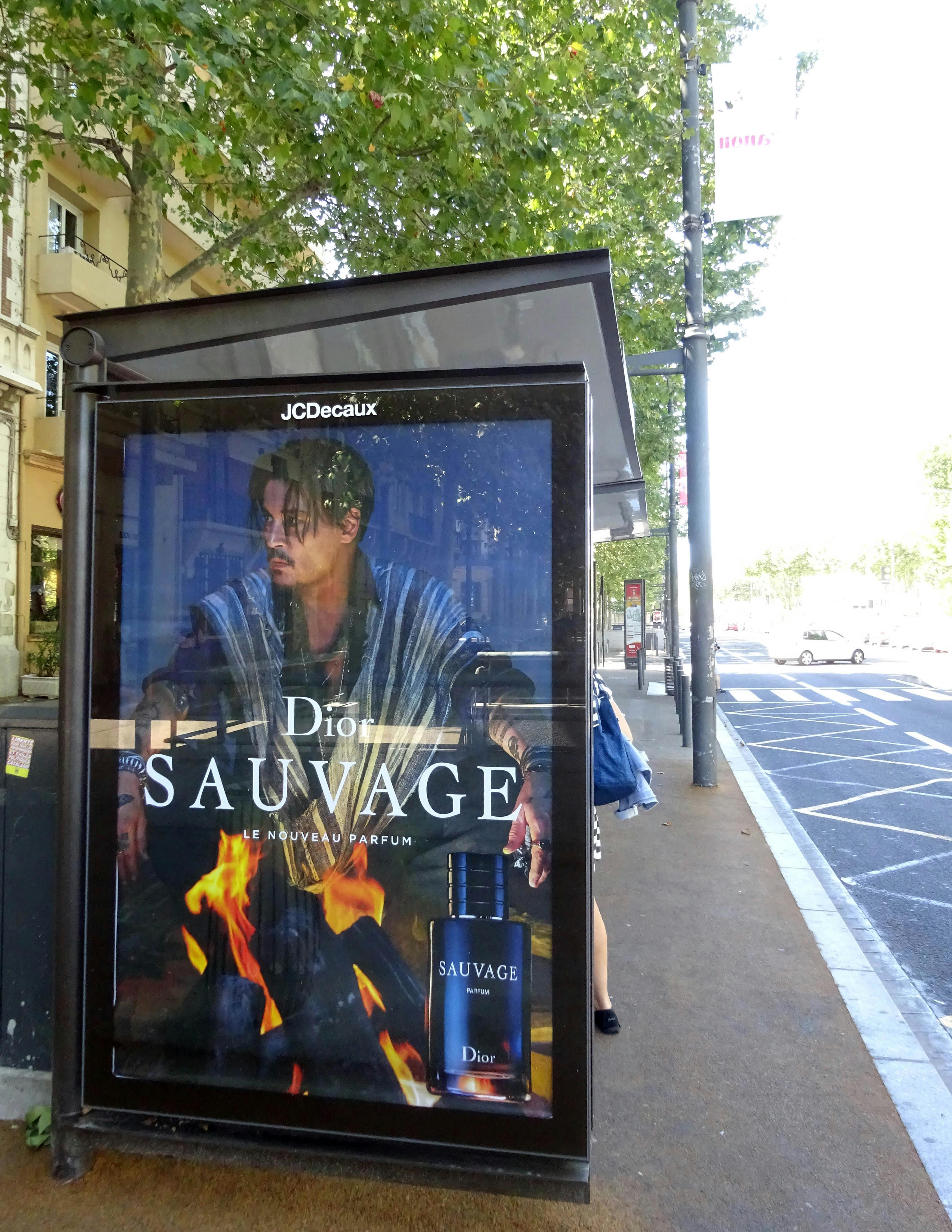 Nu kommer Johnny Depp igen til at pryde gader, stræder og fjernsynsskærme i en ny kampagne for Dior-duften Sauvage.&nbsp;

