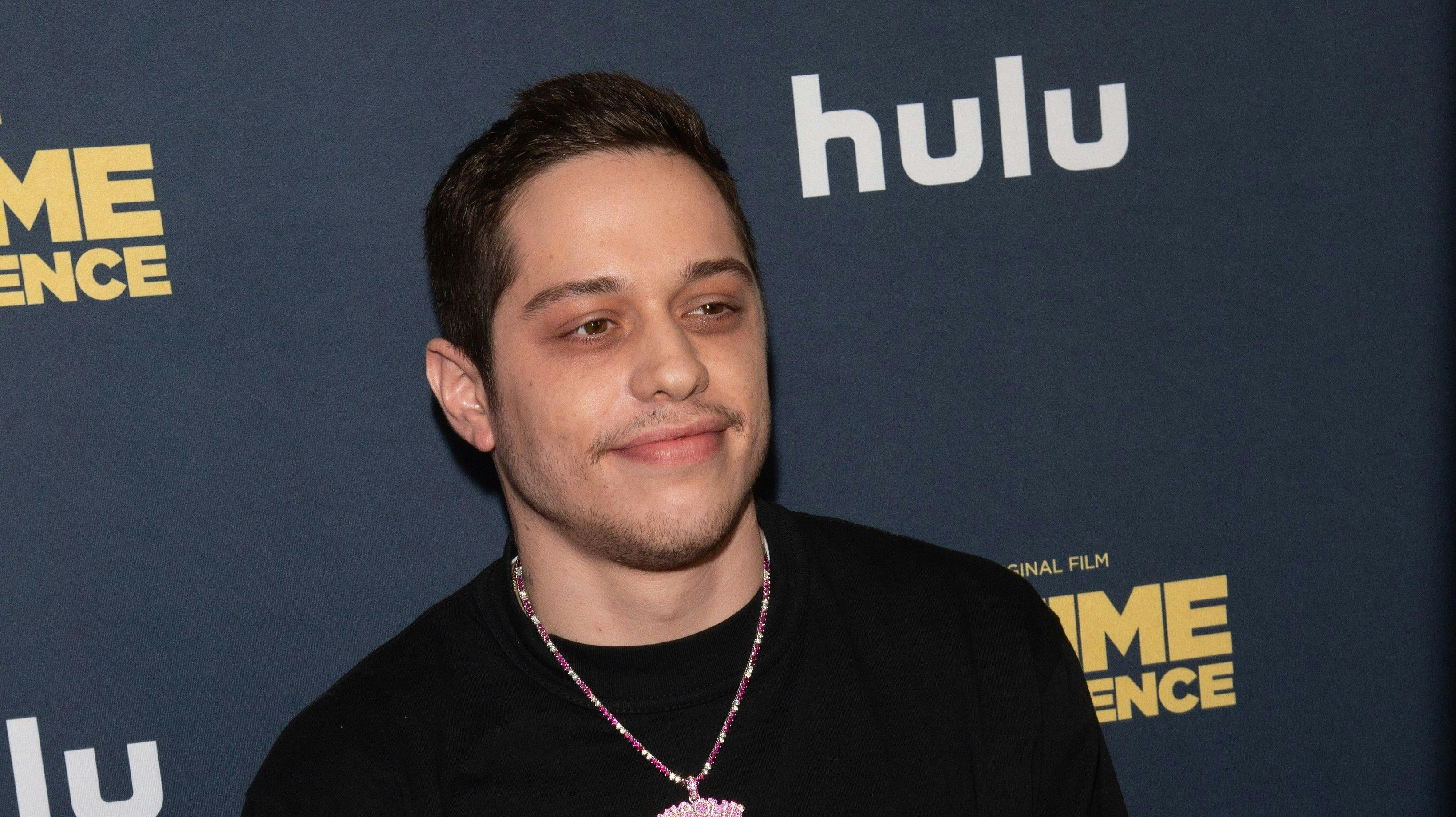 Flere kilder fortæller, at Pete Davidson har været nødt til at søge professionel hjælp for at håndtere Kanye Wests mobning. 