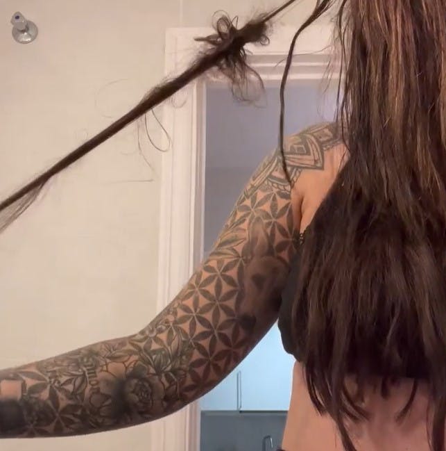 Her viser Fie Laursen sine følgere, hvordan hendes kunstige hår alt for nemt kan hives ud.