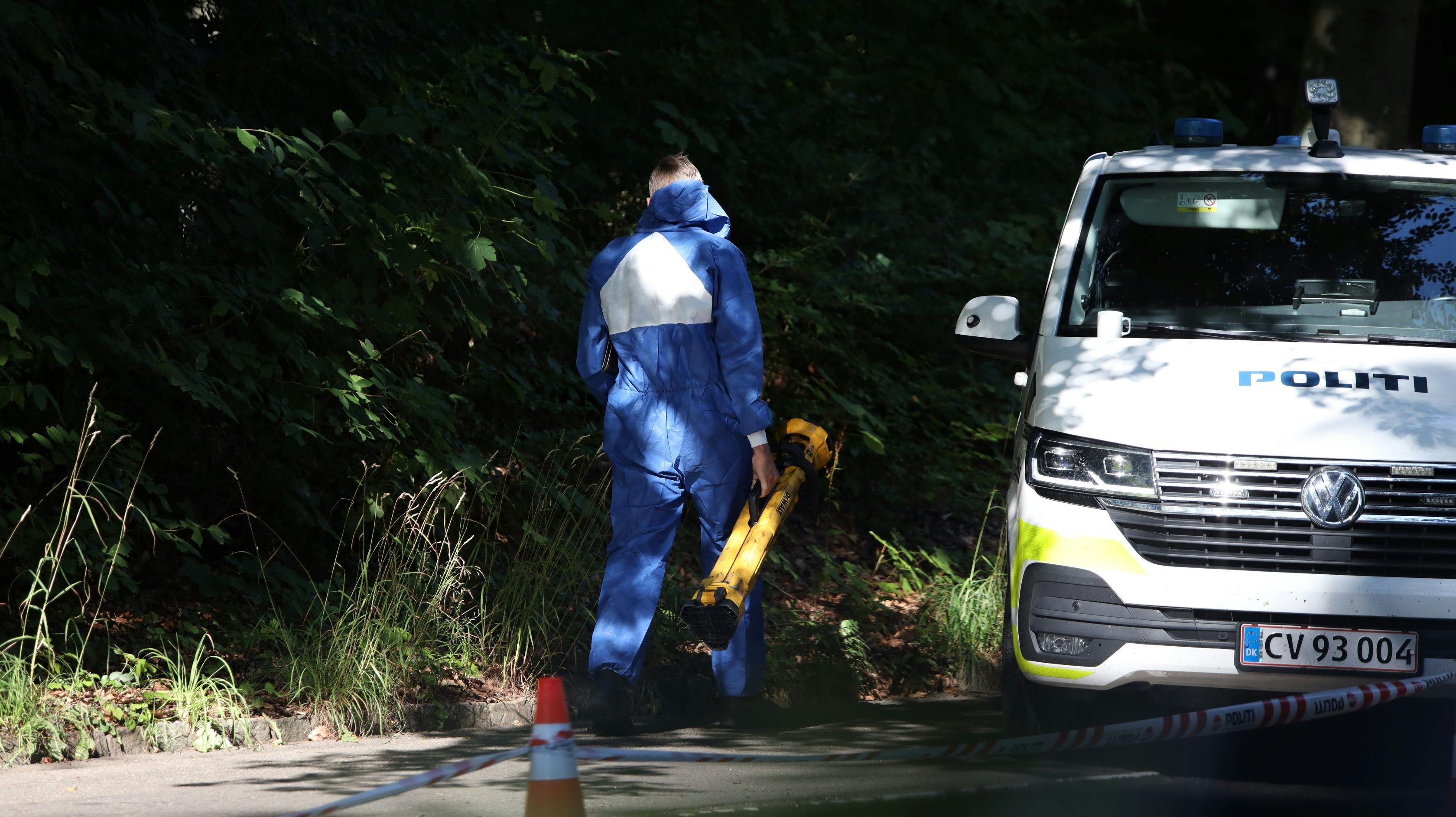 Teknikere undersøger den udbrændte bil. nbsp;