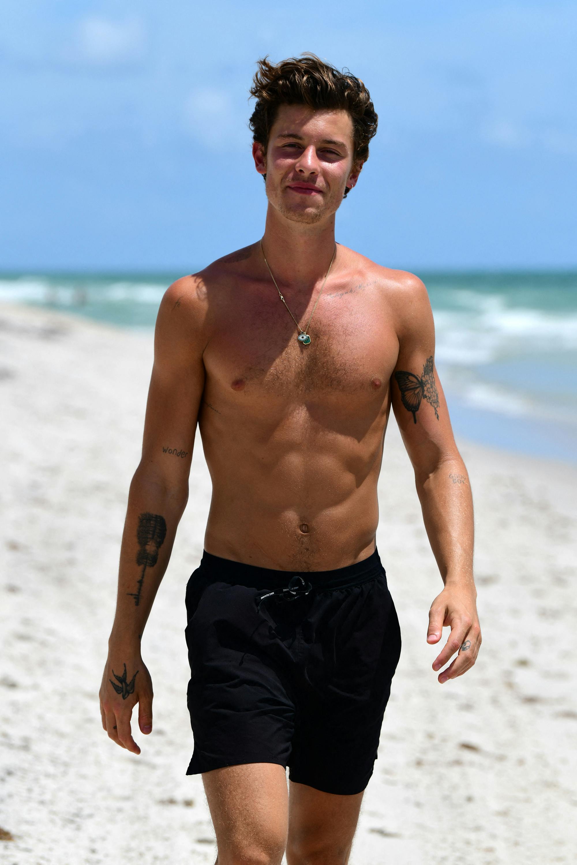 Fotografer fangede Shawn Mendes på stranden, efter han havde aflyst sine koncerter.
