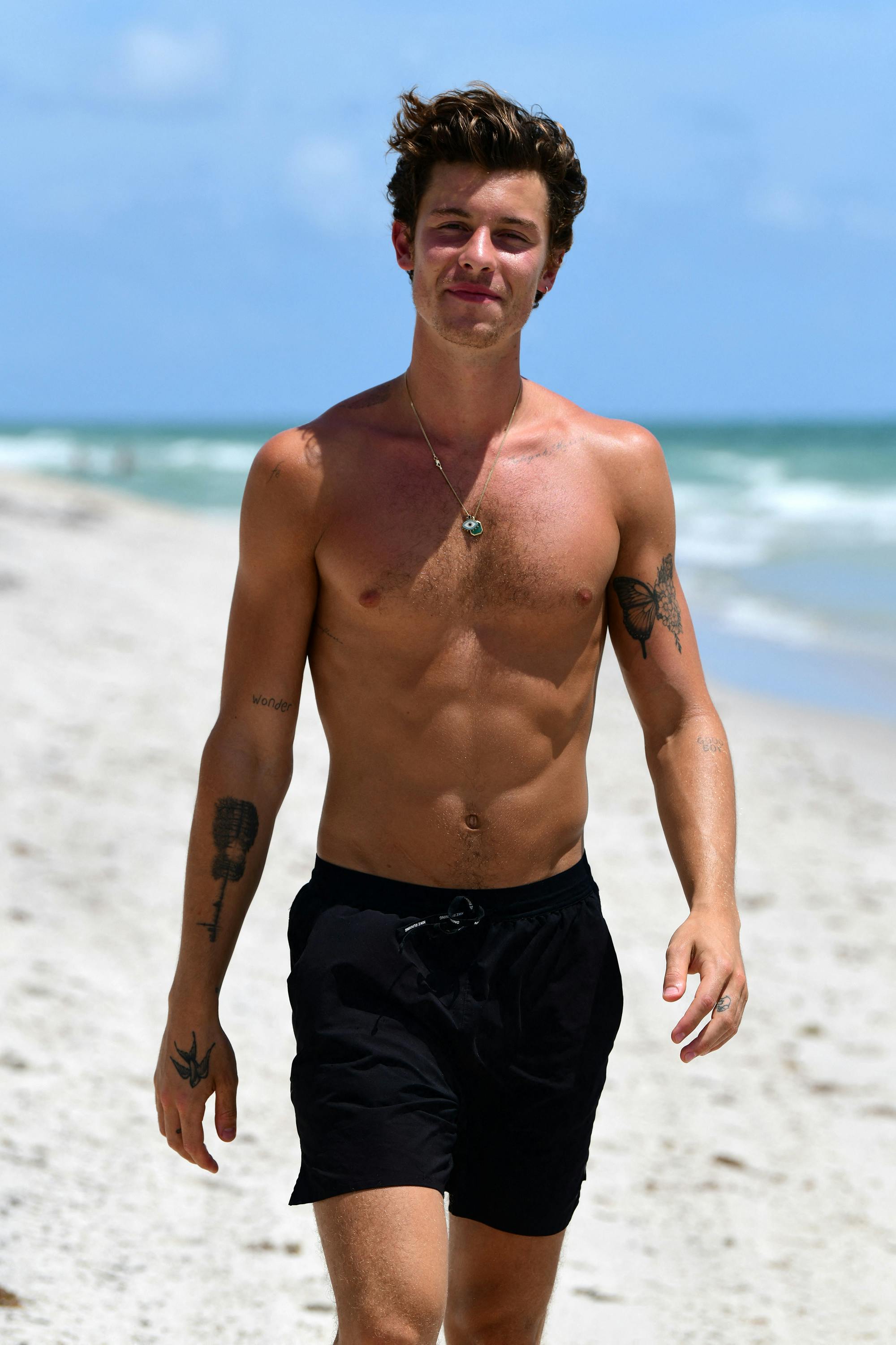 Fotografer fangede Shawn Mendes på stranden, efter han havde aflyst sine koncerter.