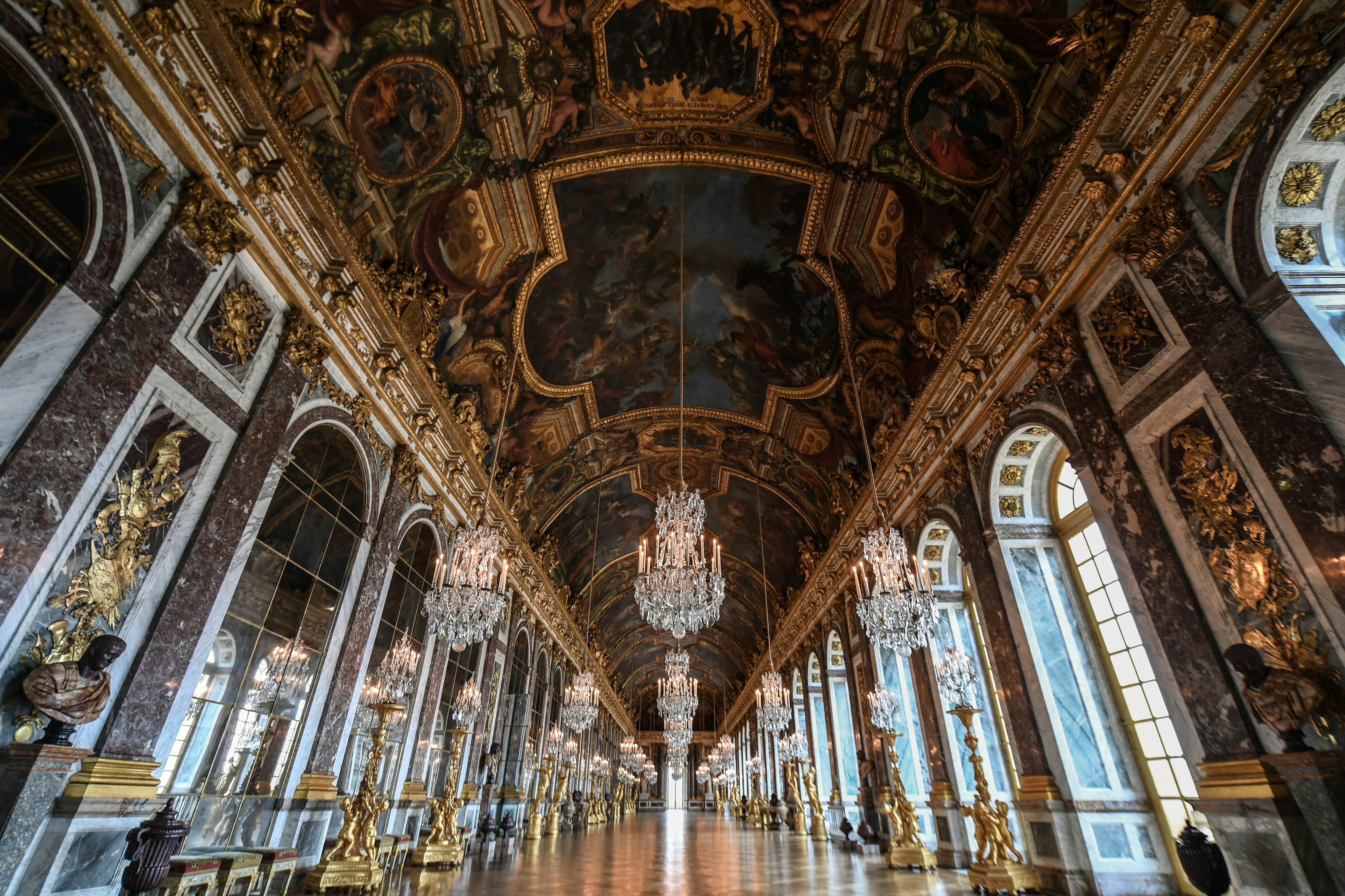Den berømte glassal på&nbsp;Château de Versailles i Frankrig. Optagelserne til den kommende Johnny Depp-film foregår blandt andet på dette slot, hvor Ludvig d. 15. boede.
