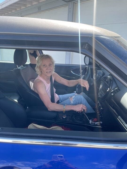 Dette er det sidste billede, der er blevet taget af Anne Heche, samme dag som ulykken sker. Kigger man godt efter, kan man spotte, hvad der med stor sandsynlighed er en flaske med alkohol ved siden af hende.