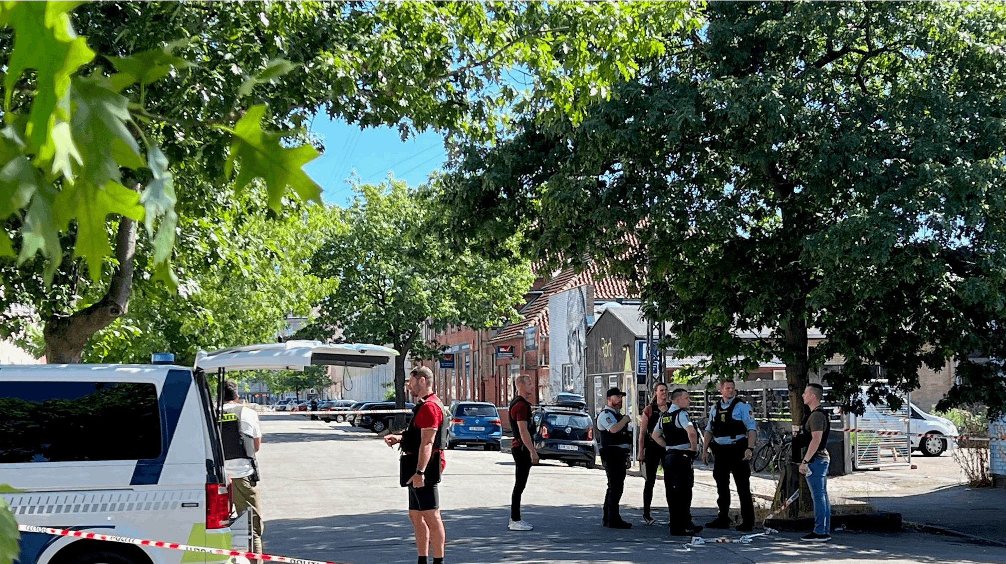 Politiet er lige nu massivt til stede på Vermundsgade på Nørrebro i København.
