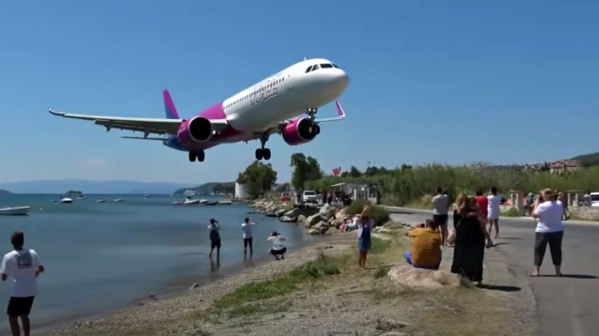 Det ser dramatisk ud, når fly lægger an til landing i lufthavnen på den græske ø&nbsp;Skiathos.