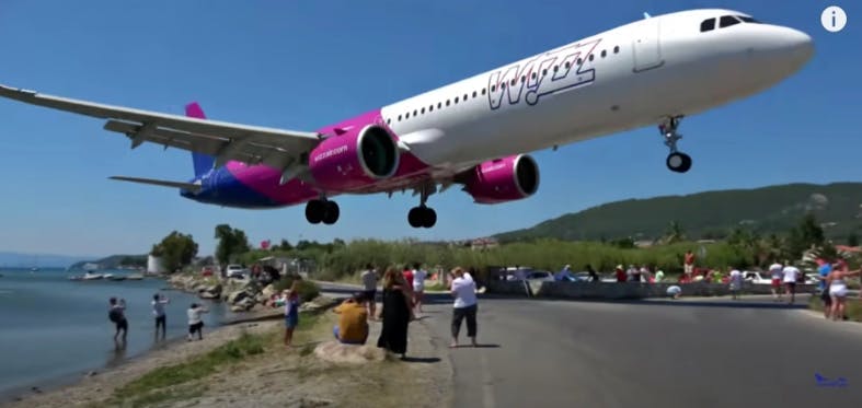 Det ser dramatisk ud, når fly lægger an til landing i lufthavnen på den græske ø&nbsp;Skiathos.
