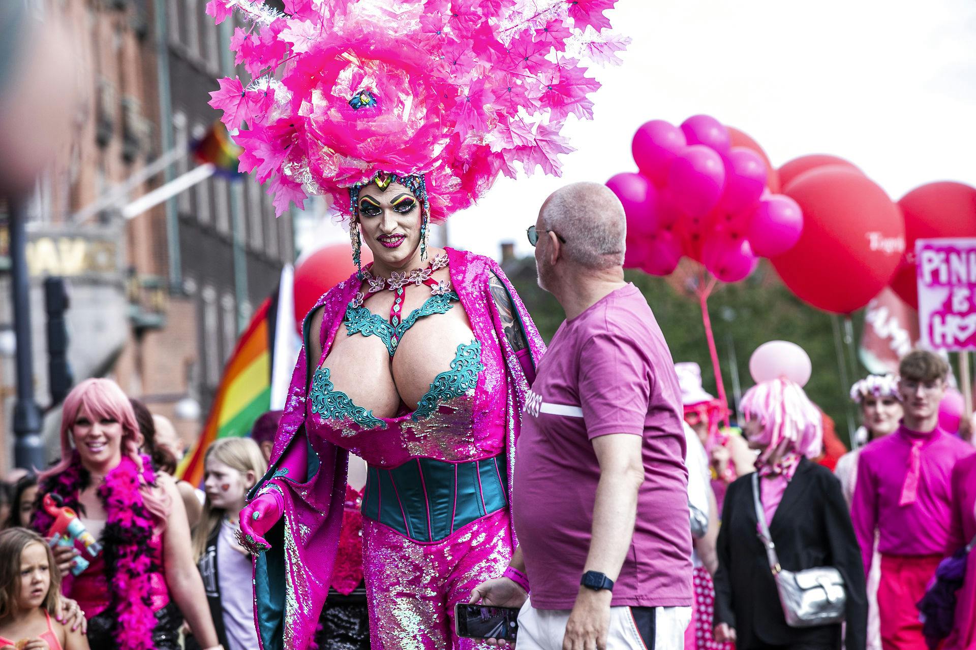 Der mangler ikke farver, når Pride-paraderne går gennem København.