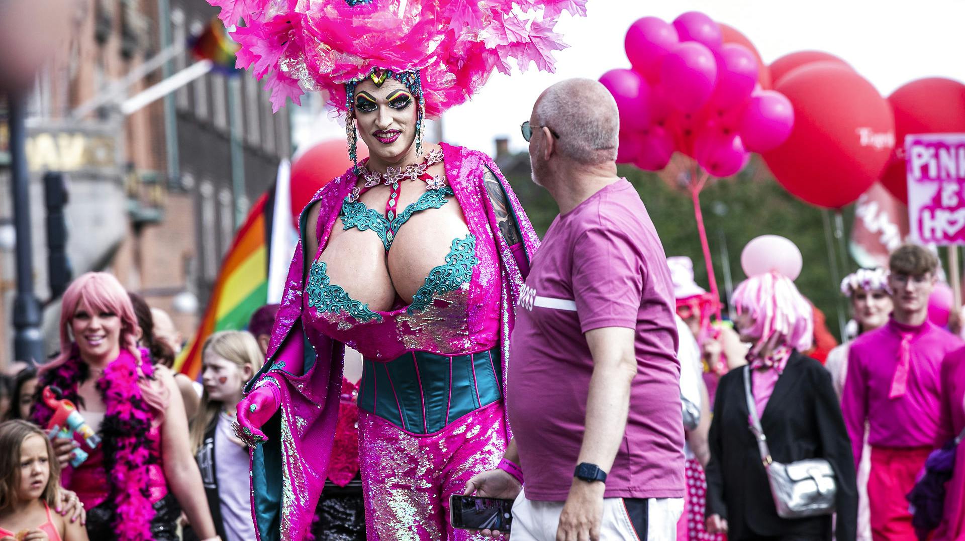 Der mangler ikke farver, når Pride-paraderne går gennem København.