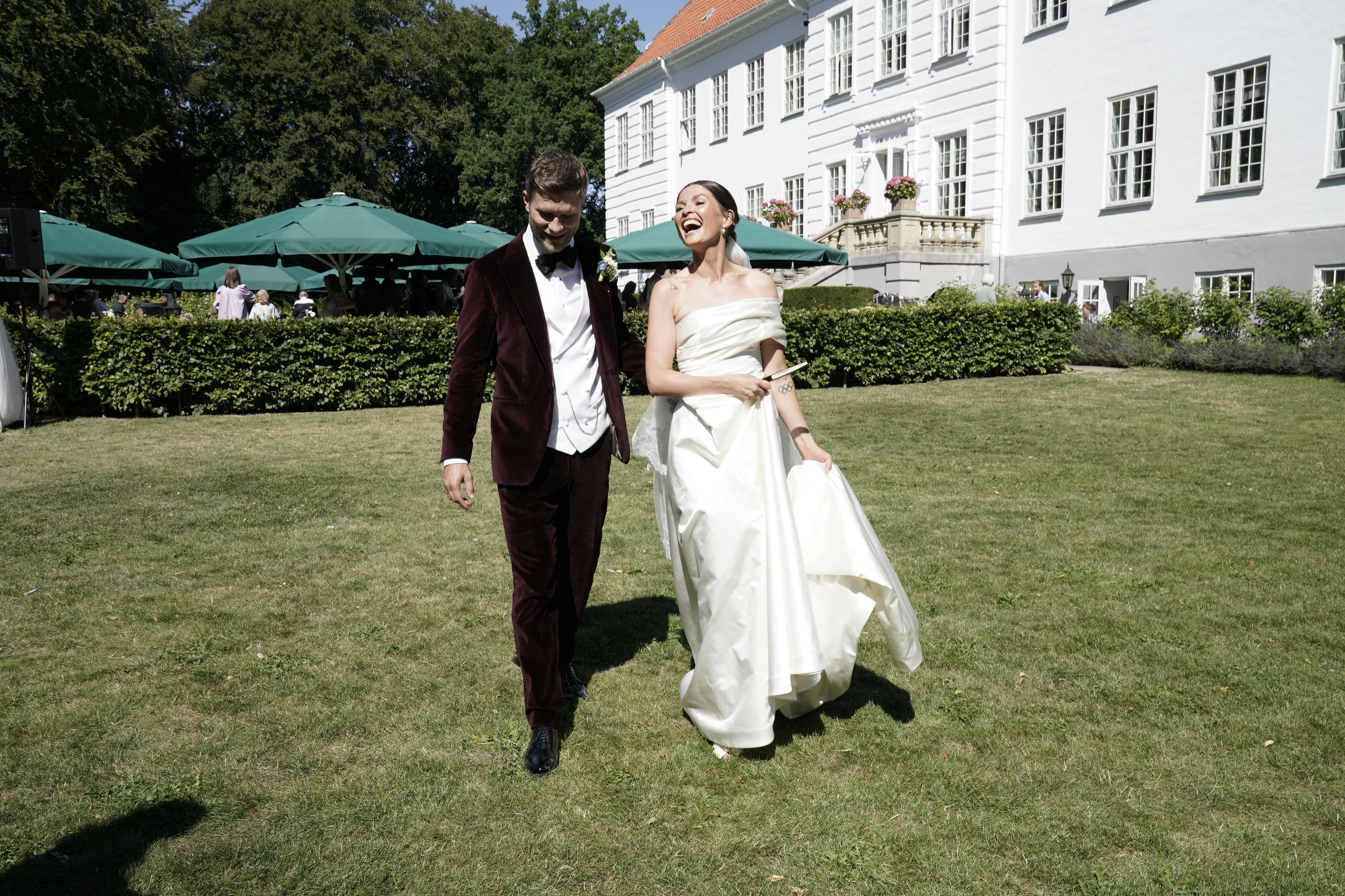 Modellen Mads Madsen og den tidligere skiløber og "Vild med dans"-deltager Laila Friis-Salling strålede om kap med augustsolen, da de netop havde givet hinanden deres løfter fredag eftermiddag. 