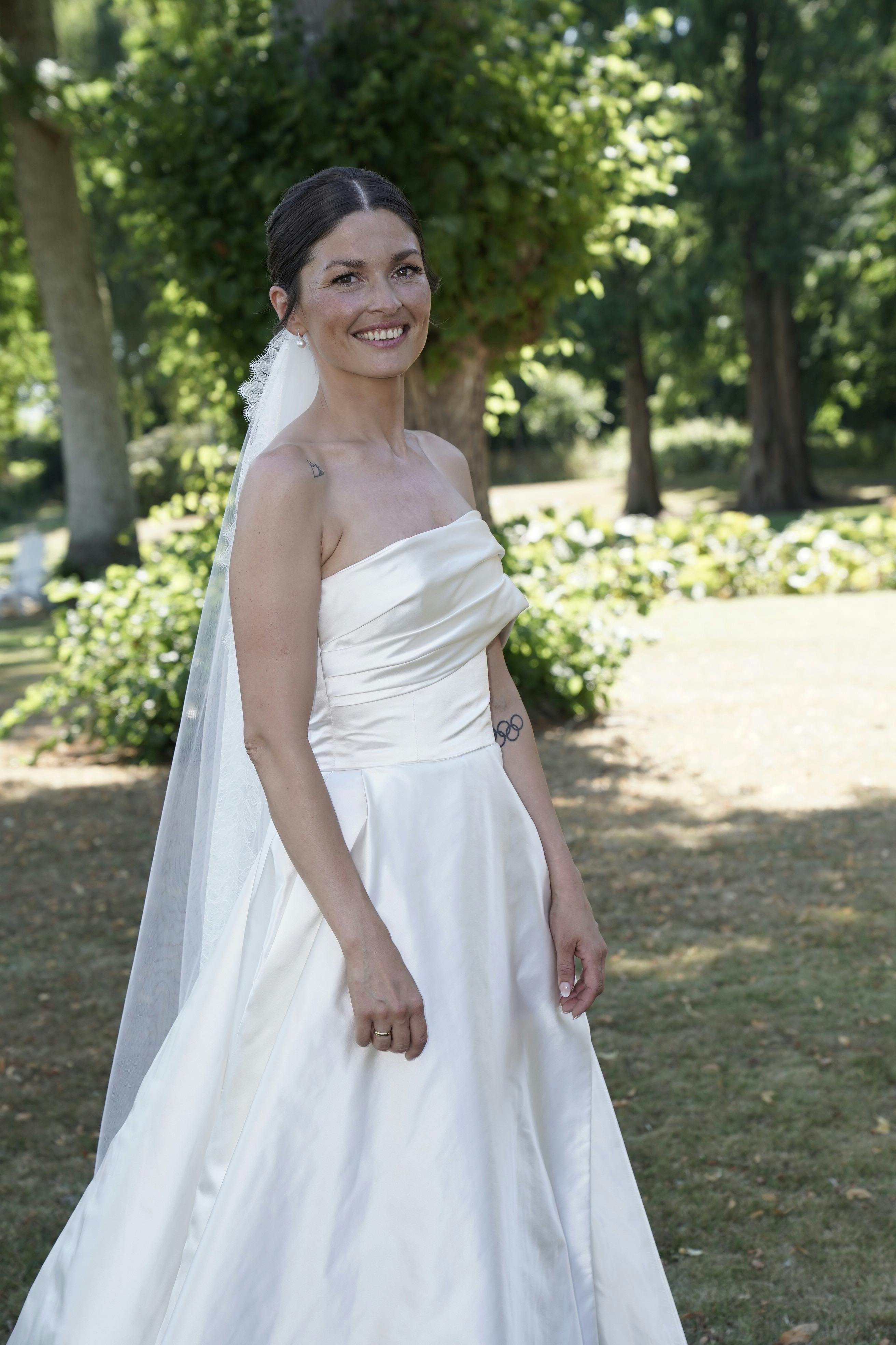 Den smukke brud stråler på sin store dag i et skrud fra Lasse Spangenberg. 