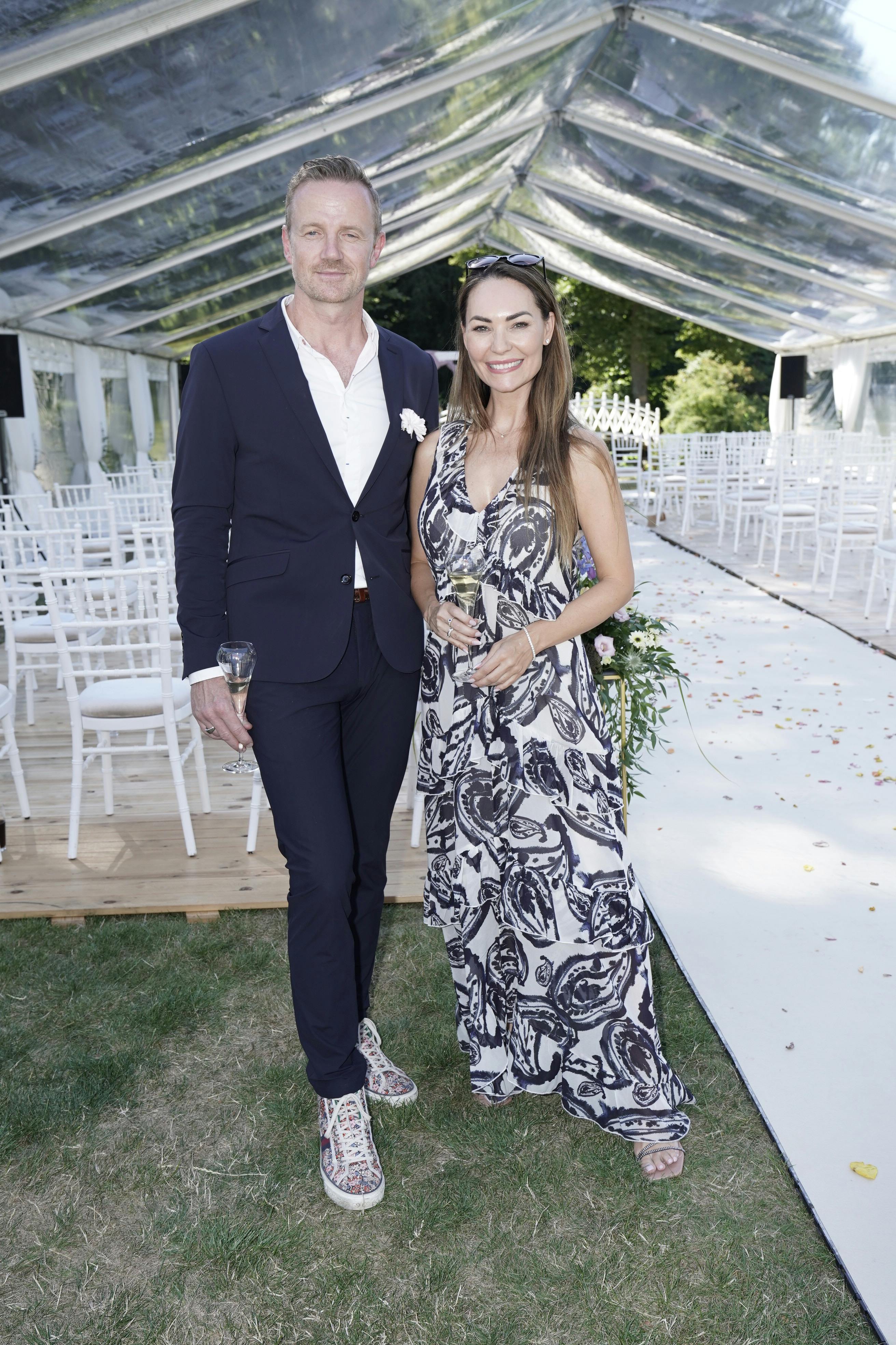 Troels og Mascha Vang er kun lige vendt hjem fra deres første honeymoon, der foregik på årets Smukfest. Til efteråret pakker de sydfrugterne, og tager ungerne med på en samlet familie-bryllupsrejse. 