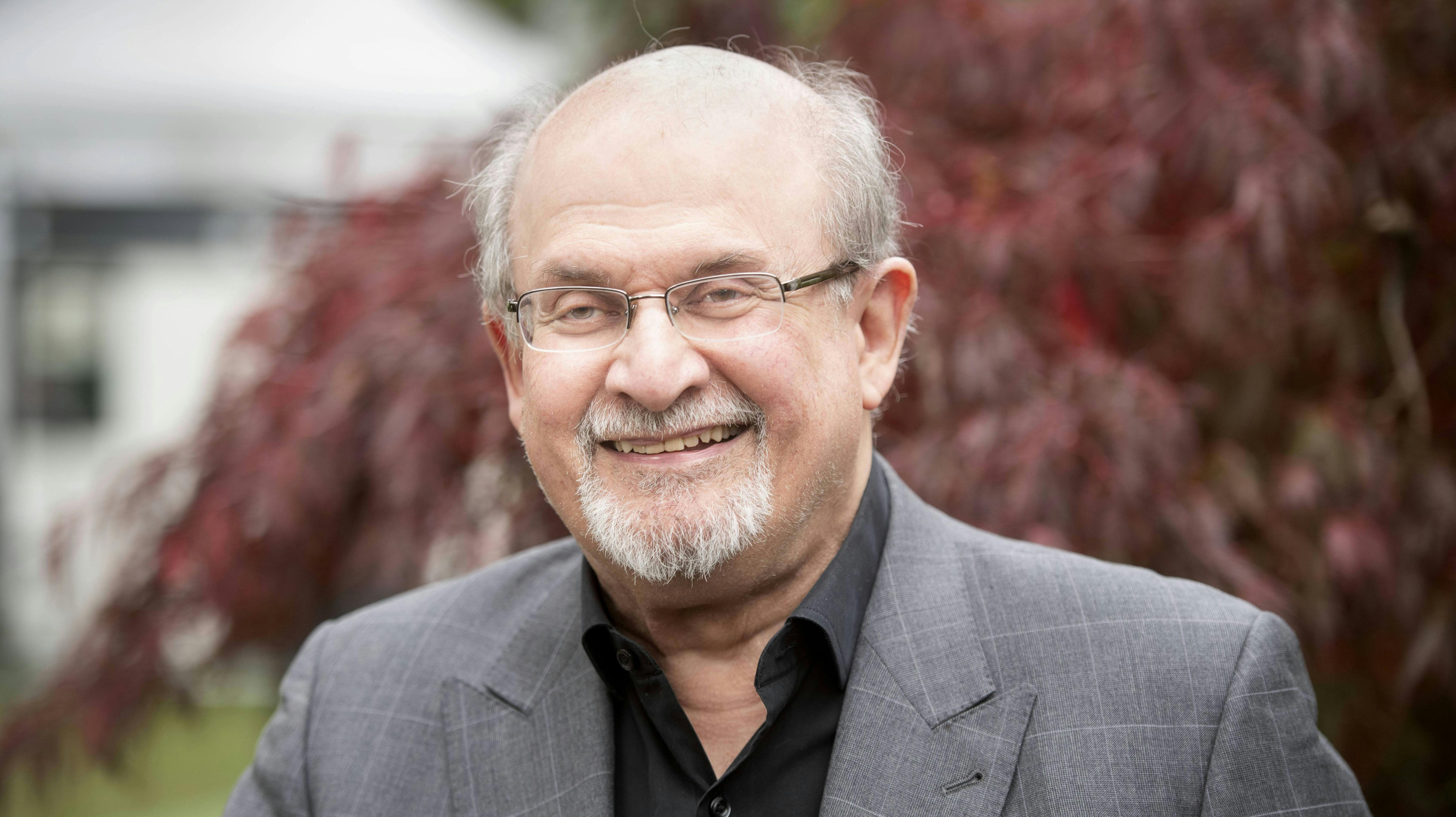 Salman Rushdie, 75 år, er blevet angrebet på en scene i New York