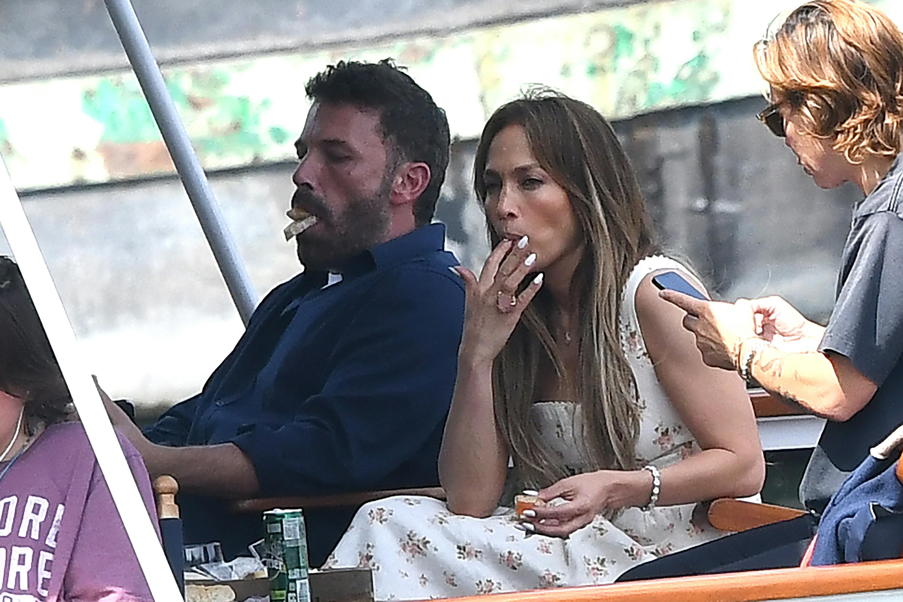 Jennifer Lopez og Ben Affleck på bådtur under deres bryllupsrejse i Paris.
