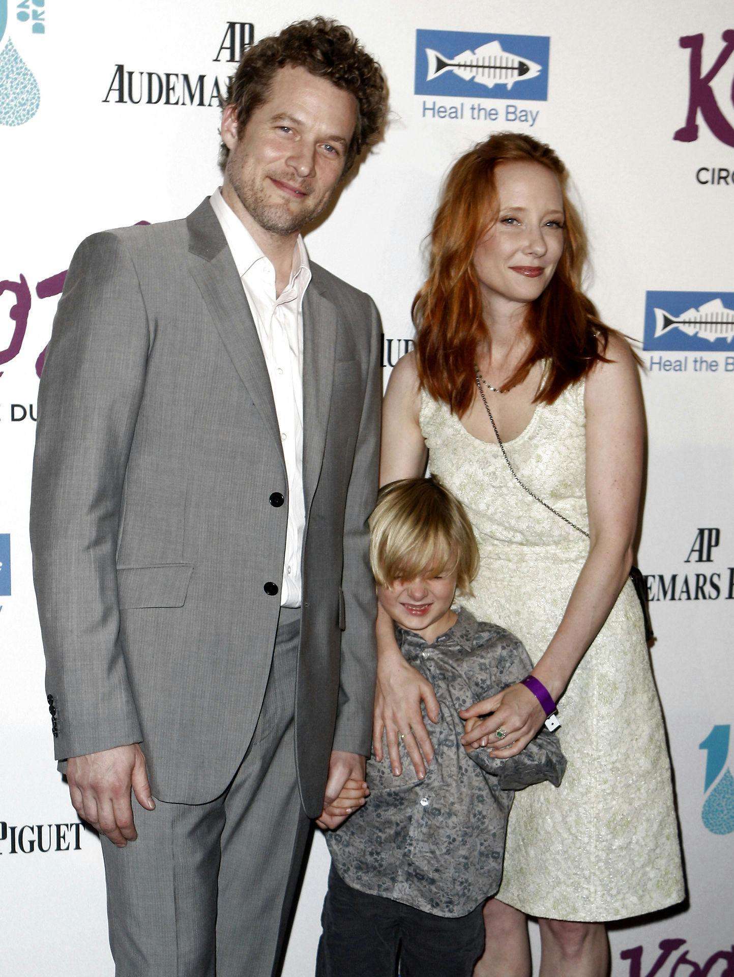 Et ældre foto af James Tupper og Anne Heche sammen med Heches søn, Homer Heche Laffoon. Sønnen er i dag 20 år.