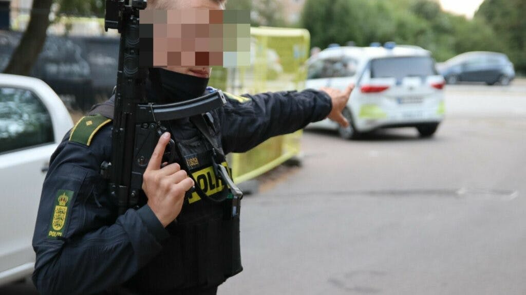 Politiet var massivt til stede, da skyderiet fandt sted kort tid efter, at tre var blevet dræbt under et skyderi i Field's i den anden ende af København.