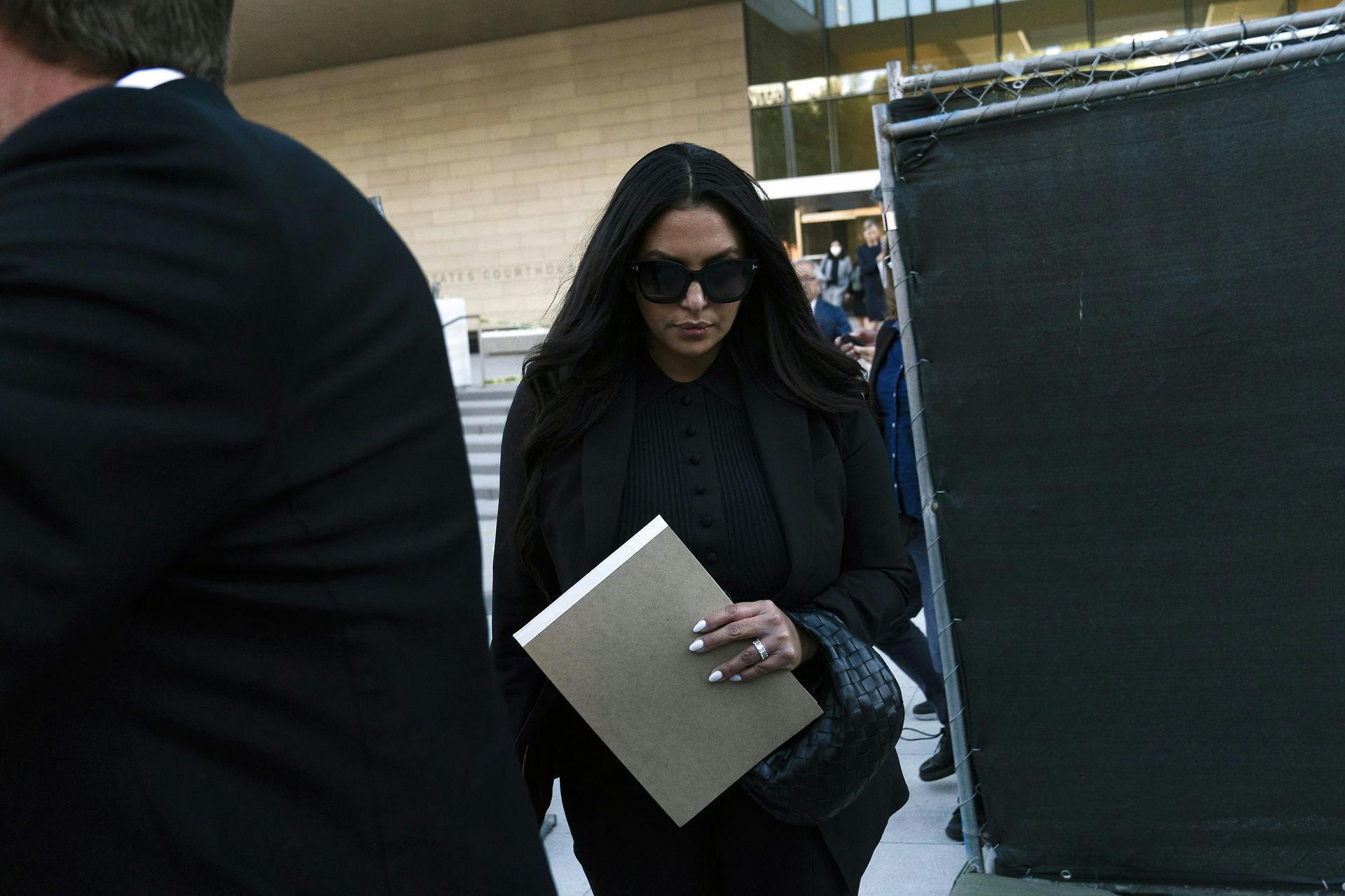 Vanessa Bryant på vej i retten i sagen, hvor en brandmand har lækket billeder af hendes døde datter og mand. 
