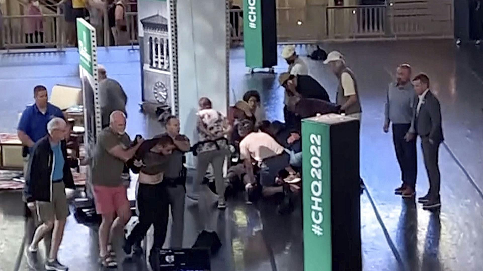 Salman Rushdie blev angrebet i Chautauqua, N.Y., fredag den 12. august. 