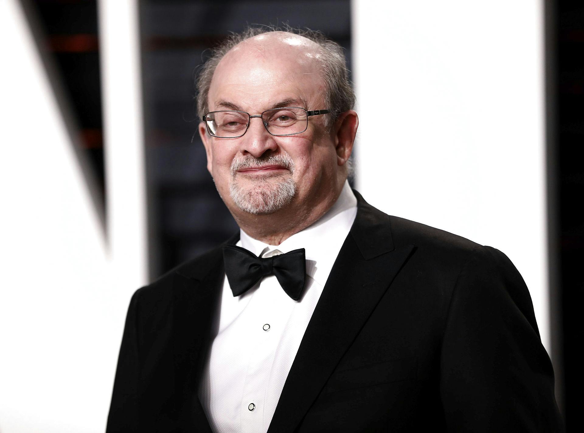 Salman Rushdie ligger nu i respirator.