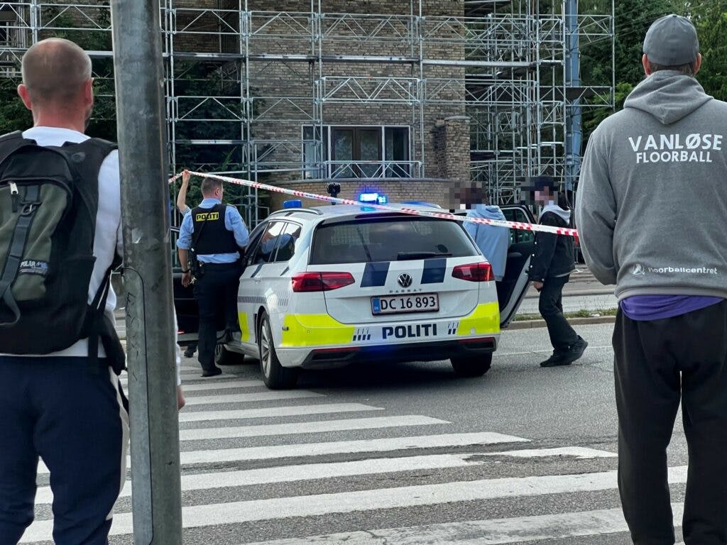 Der blev fundet flere patronhylstre i området, men det er først nu, at de to mulige gerningsmænd er anholdt og fængslet.