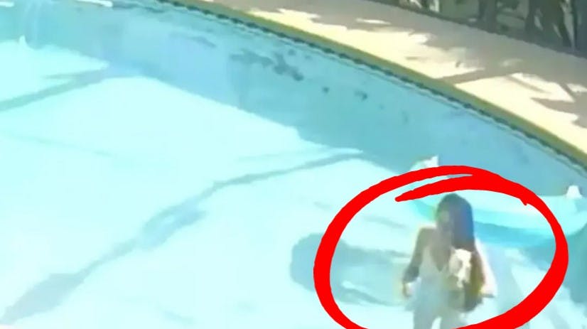 Her ses kvinden i den pool, hun kort efter endte med at drukne hunden i.