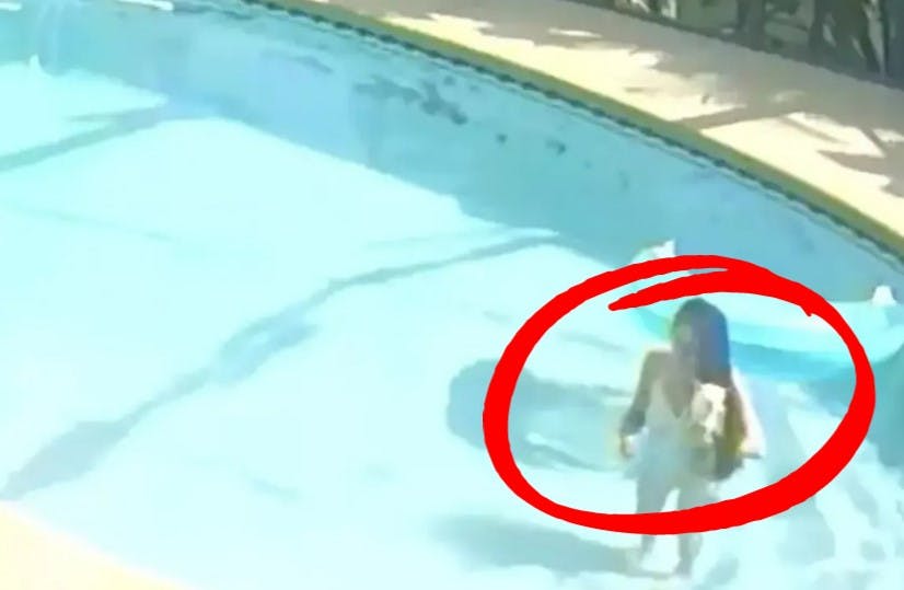 Her ses kvinden i den pool, hun kort efter endte med at drukne hunden i.