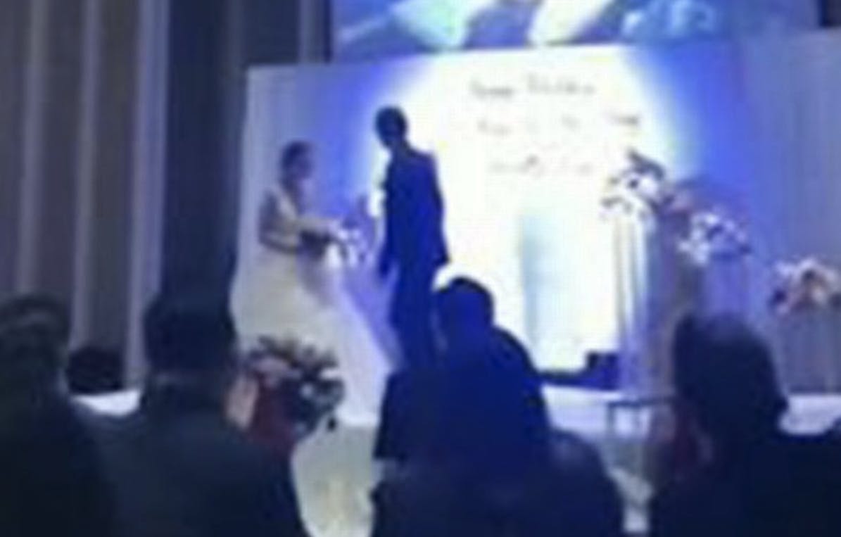 Manden lokkede kvinden på scenen, fordi han ville vise en video med deres "barndomsminder". Videoen viste dog noget helt andet...