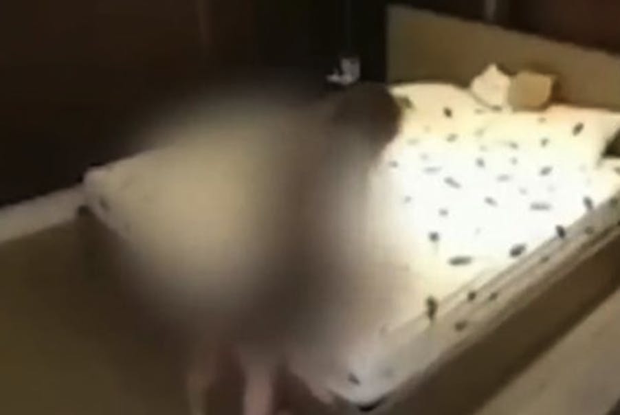 På videoen kunne man i stedet se kvinden, der kyssede med en anden mand. 