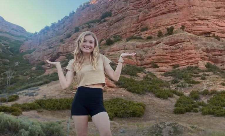 I den nye film spiller Skyler Samuels rollen som Gabby Petito.
