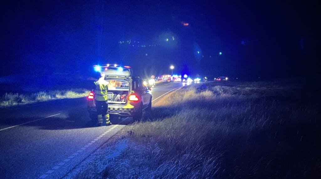 En 55-årig bilist er natten til søndag død i en soloulykke i Vestjylland.&nbsp;