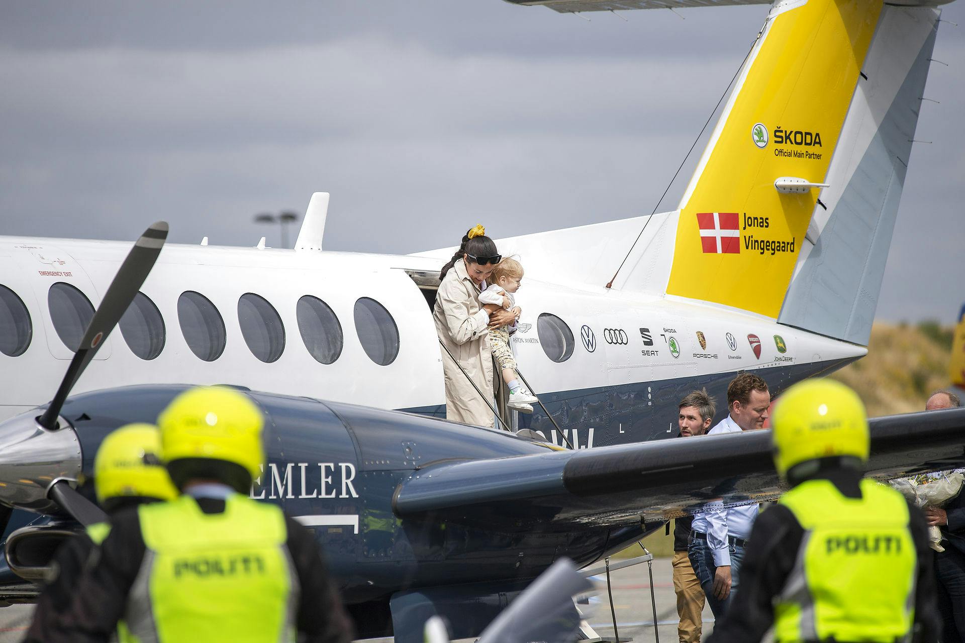 Det er ikke første gang, at Jonas Vingegaard får sin lille familie med i privatflyveren. Seneste skete det, da han, Trine og lille Frida ankom til Københavns Lufthavn, efter han havde vunder Tour de France 2022.