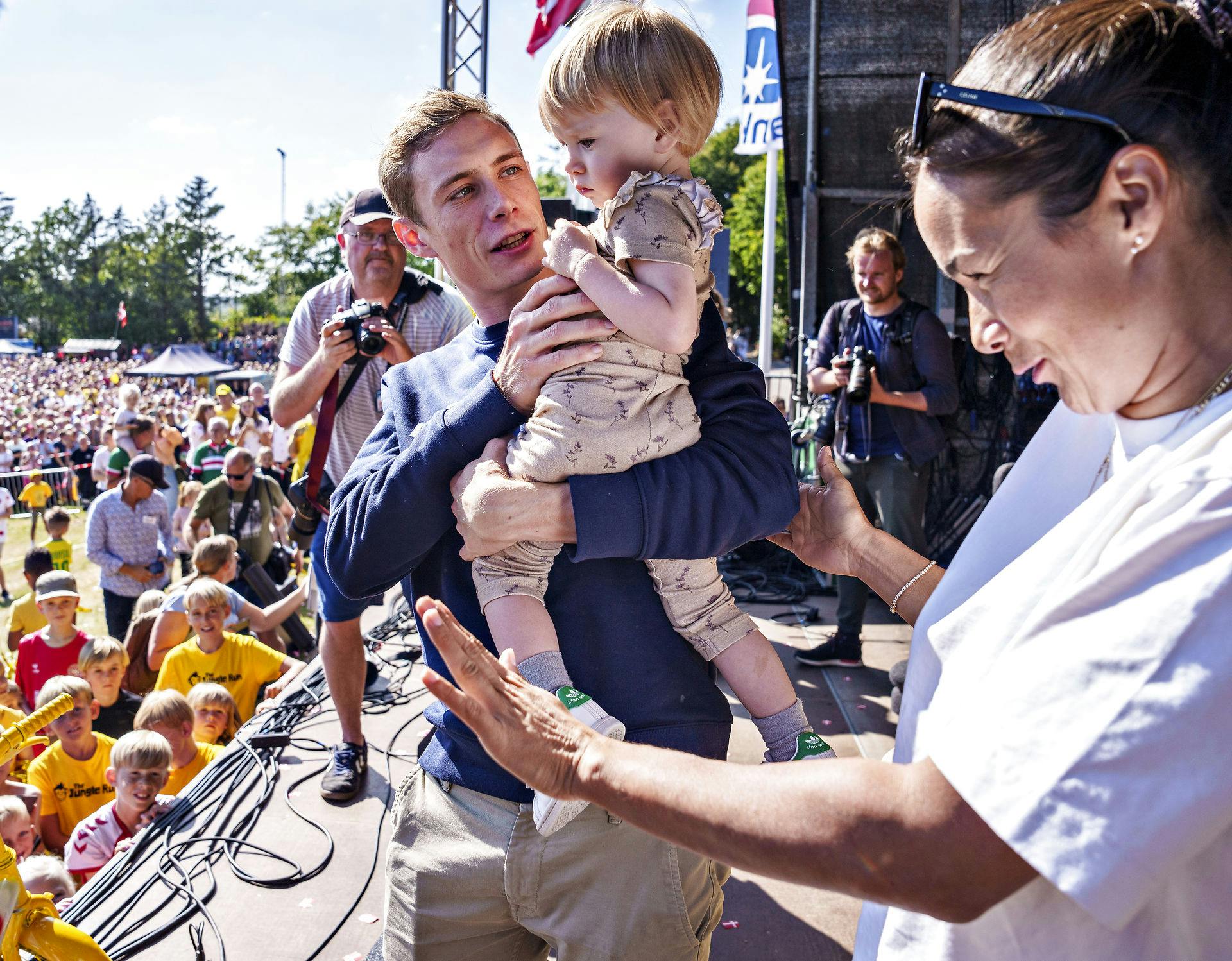 Familien holder tæt sammen og bor til daglig i Glyngøre, hvor de her hyldes efter toursejren.