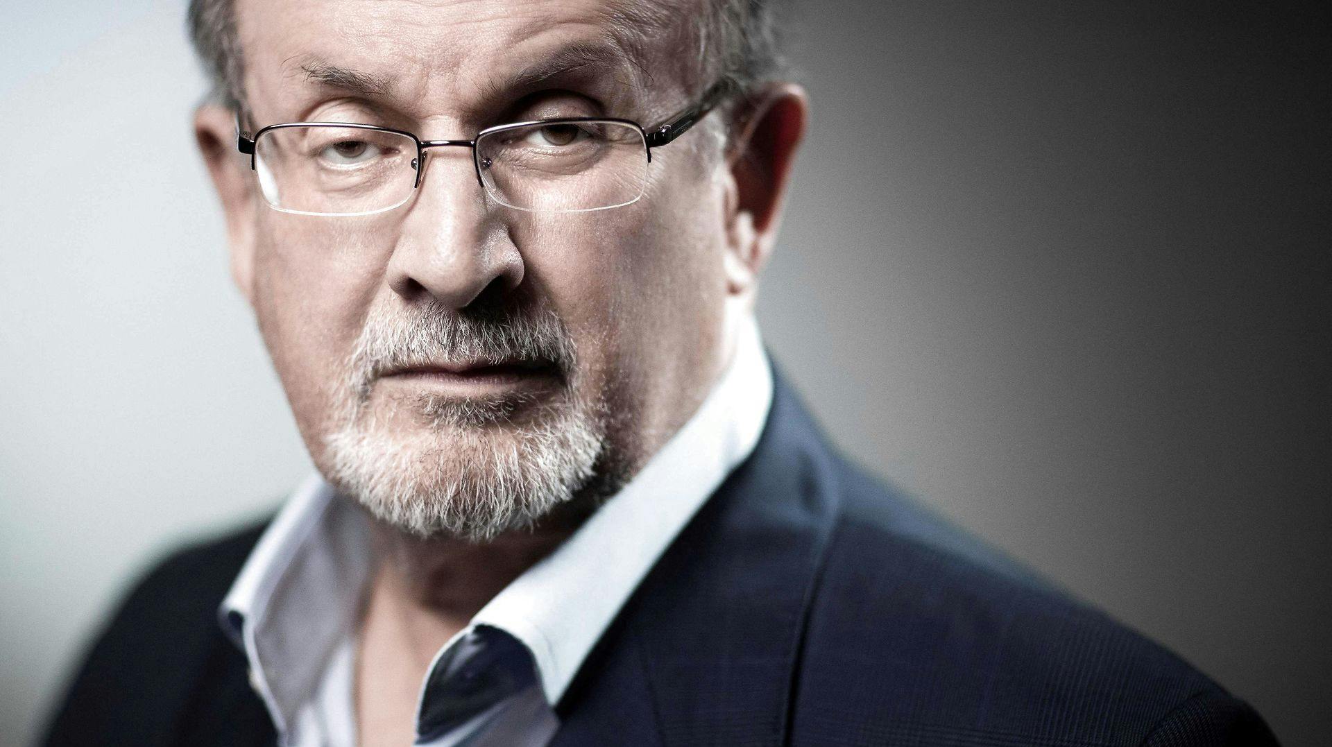 Salman Rushdie blev angrebet fredag. Han mister formentlig et øje efter angrebet.