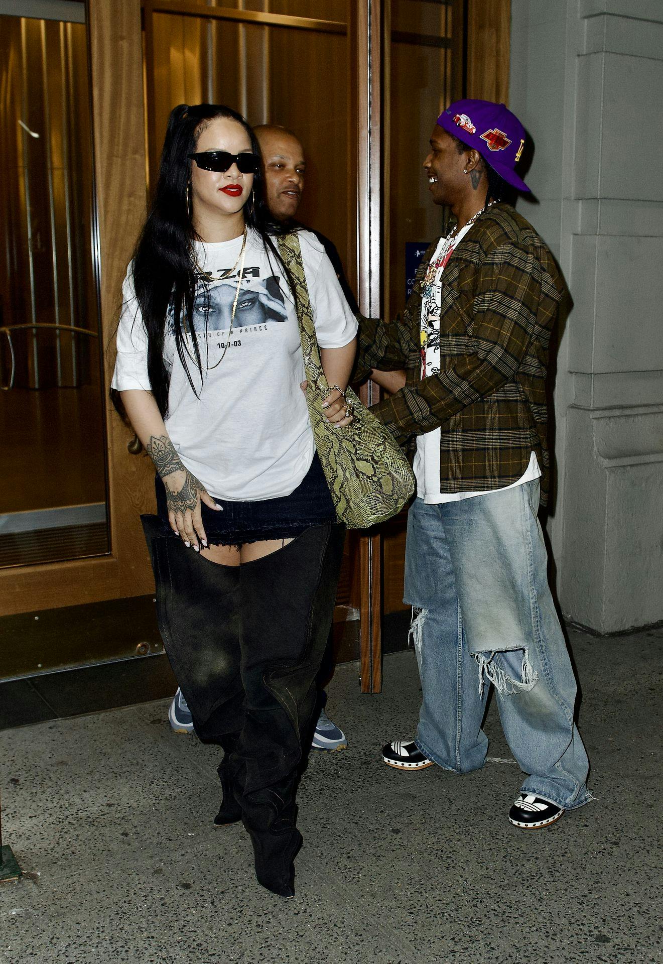 Rihanna og hendes "langhalsede" støvler tog en spadseretur i New York sammen med kæresten A$AP Rocky.