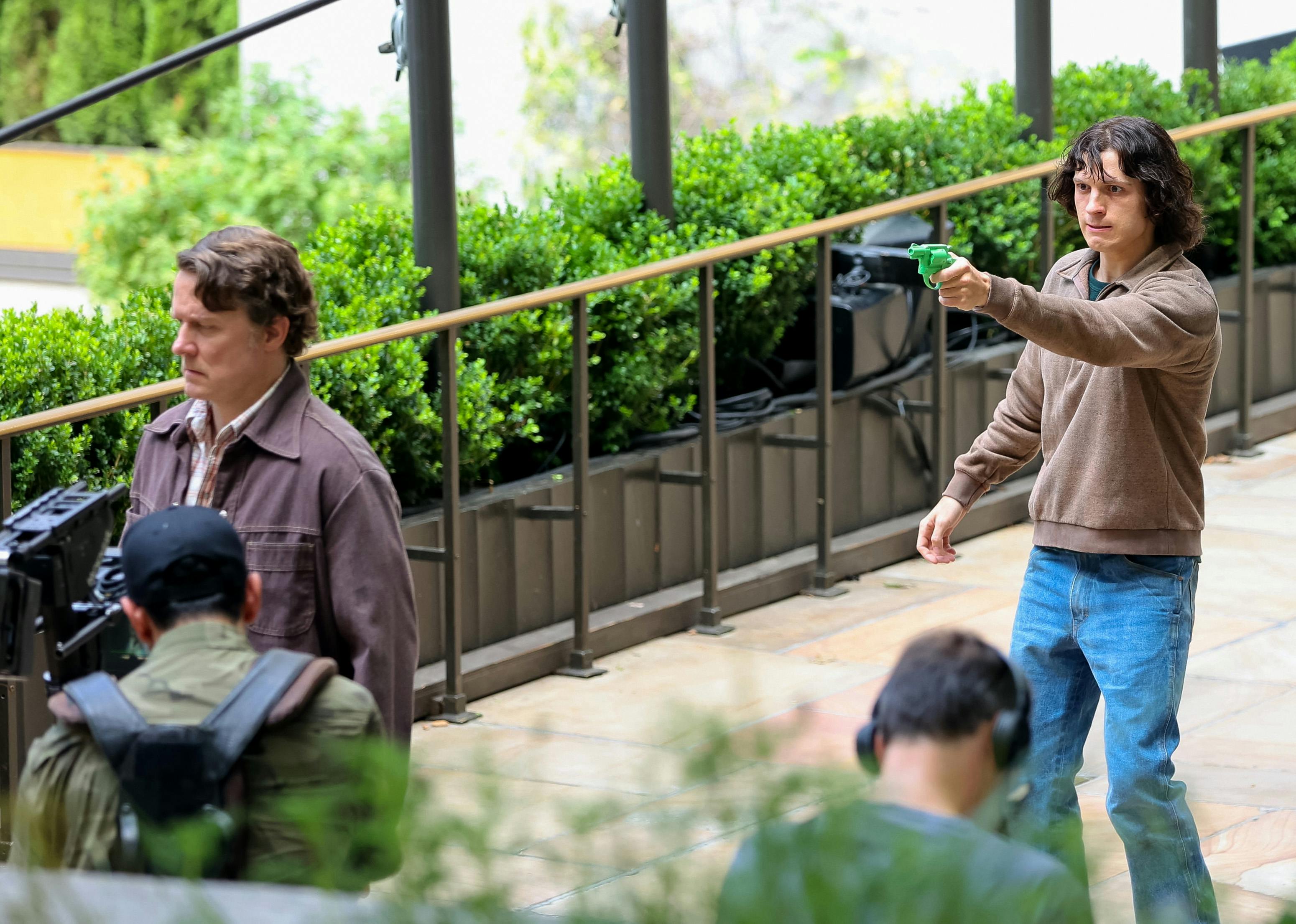 Lige nu er Tom Holland i gang med optagellserne til tv-serien "The Crowded Room". Når den er i luften, skal vi nok regne med, at hans snart passive Instagram-konto bliver brugt til at reklamere for den.