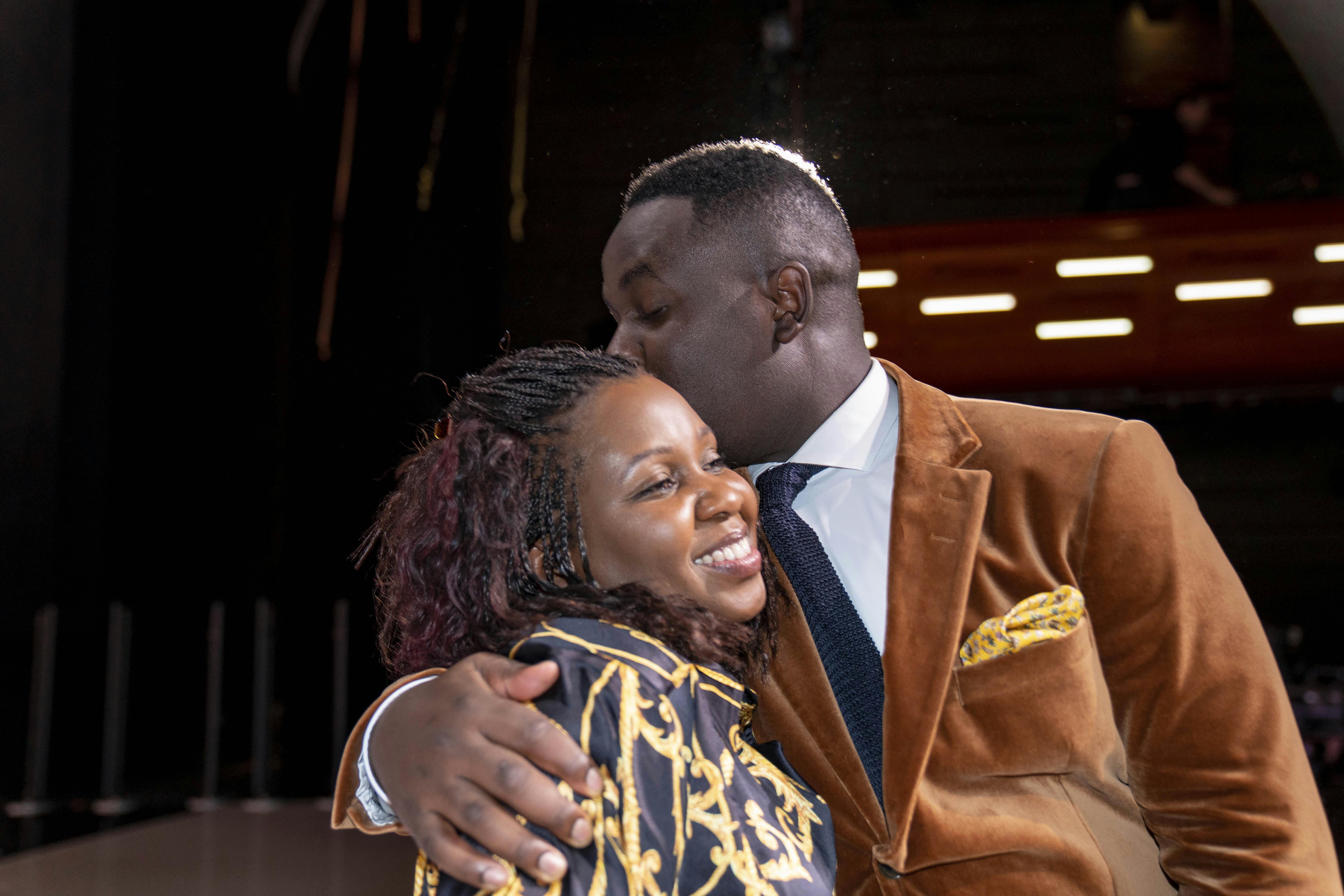 Carolyne Kaddu Rasmussen, 51, har et tæt forhold til alle sine børn - her er det hendes mellemste Melvin Kakooza, der giver hende lidt kærlighed. 