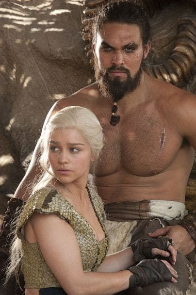 Emilia Clarke og Jason Mamoa i rollerne som Khaleesi og Khal Drogo i "Game of Thrones". Det var især scenerne mellem dette par, der skabte stor debat efter premieren i 2011.
