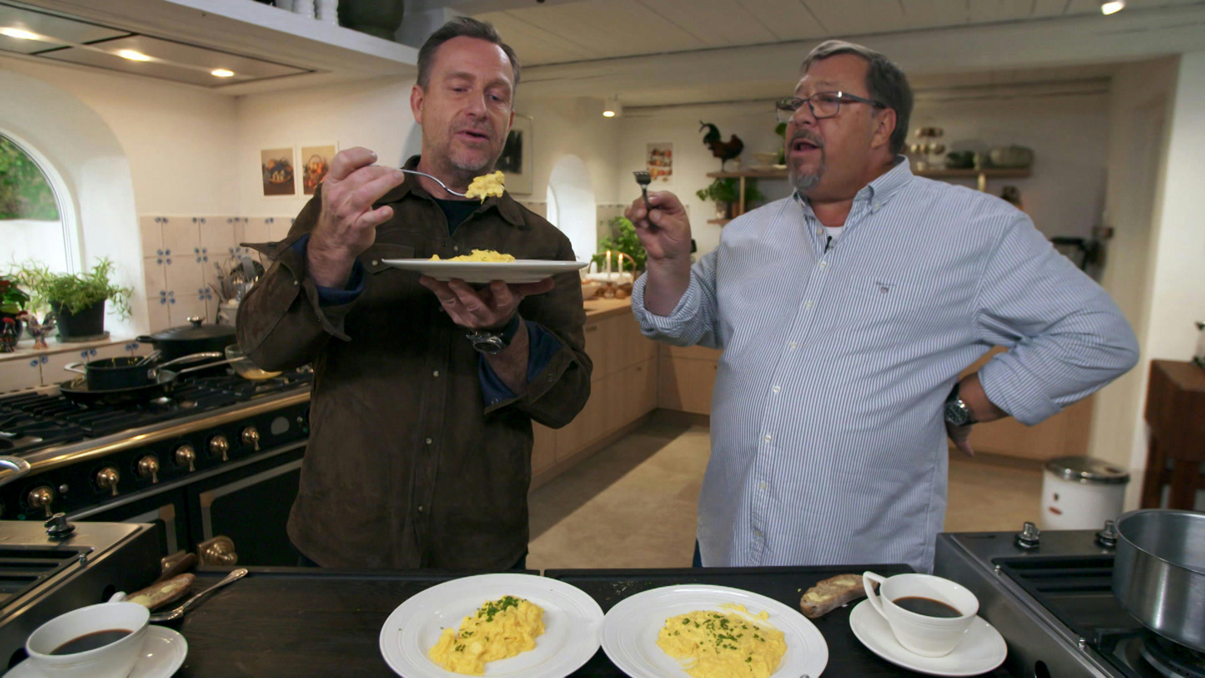 I baggrunden kan man skimte det enorme komfur og det eminente, velassorterede køkken. 