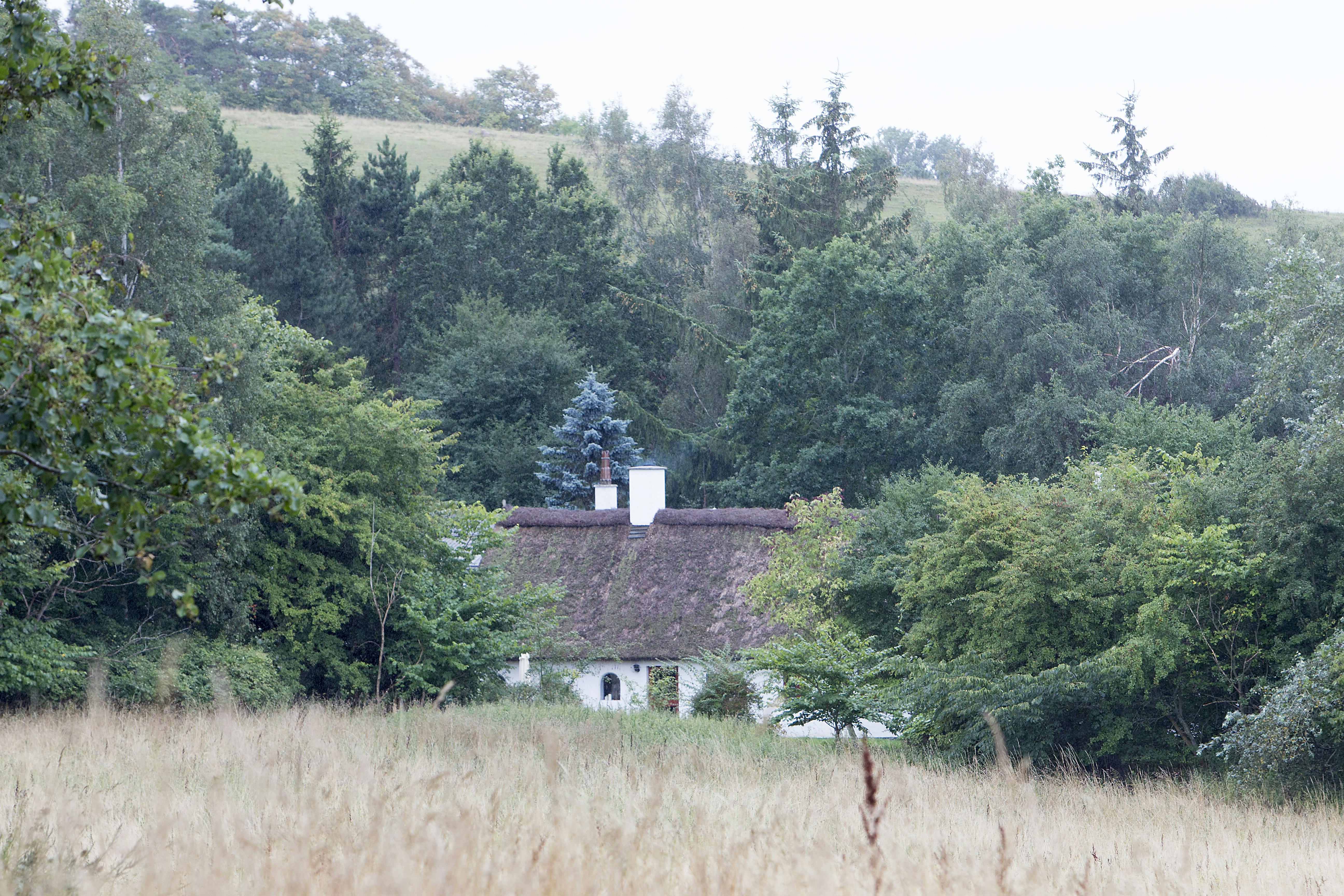 Der er sket en del, siden Adam Price købte sin sommerperle i Fårevejle. Nyt stråtag samt døre og vinduer.