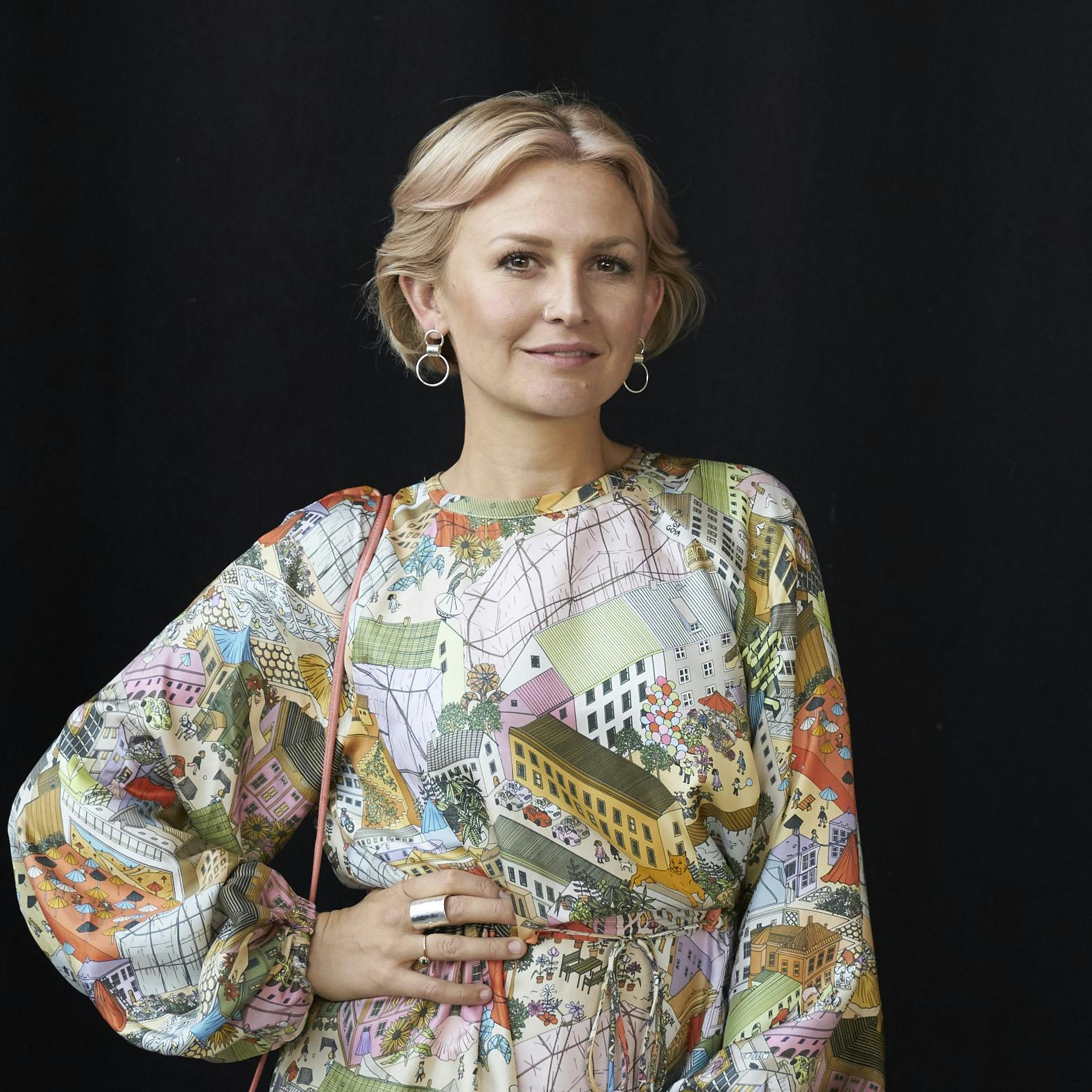 Stine Bramsens nye single giver et indblik i, hvordan hun blev kærester med sin mand.