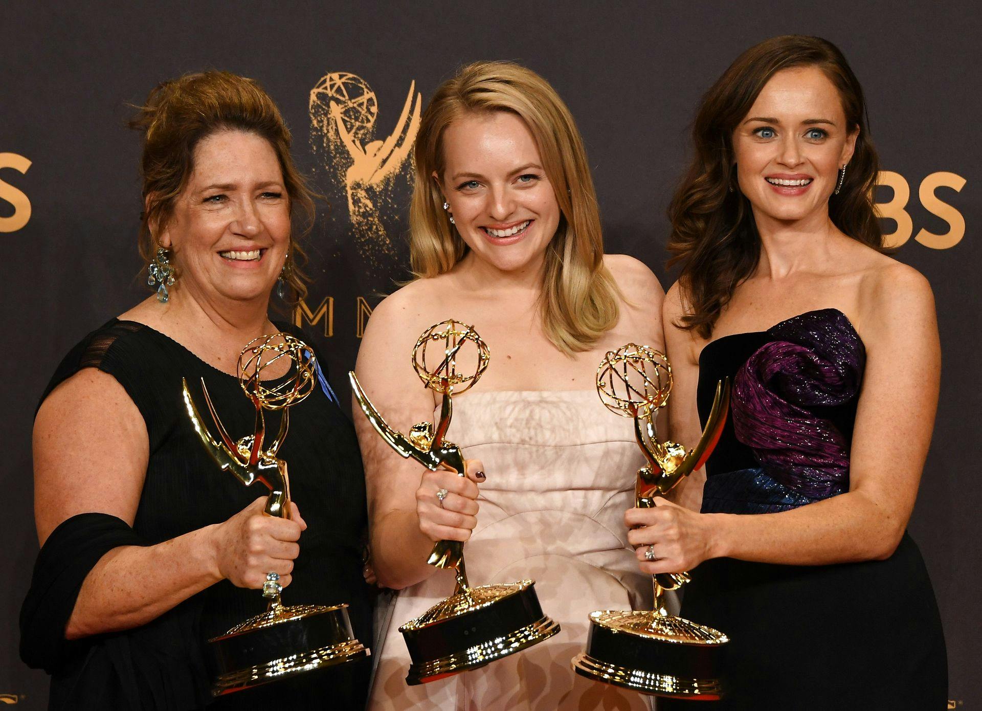 Ann Dowd, Elisabeth Moss og Alexis Bledel poserer med deres Emmy-priser for "The Handmaid's Tale" i 2017.
