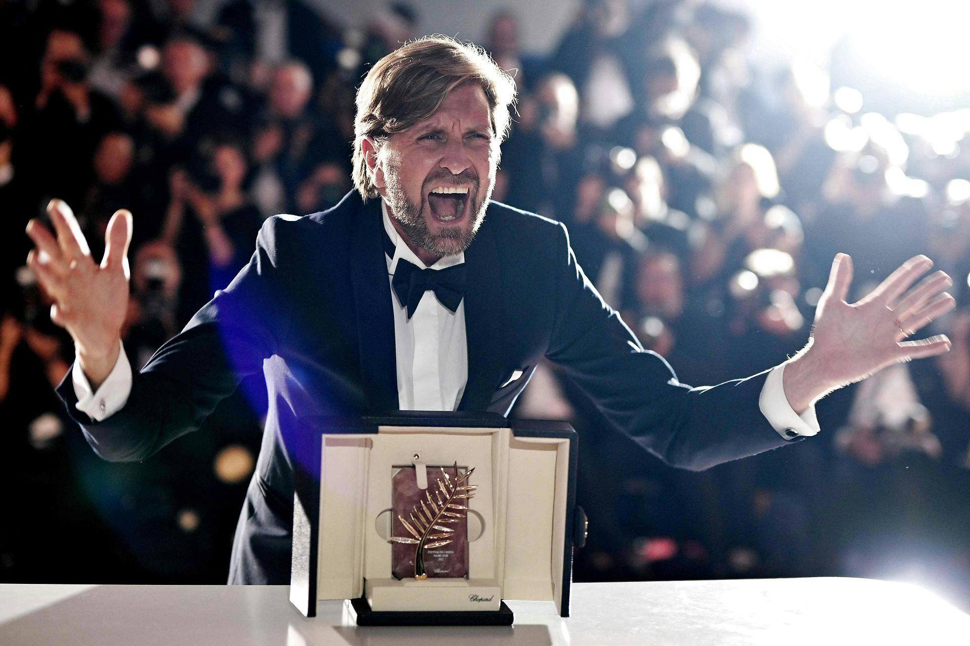 Den svenske instruktør Ruben Östlund løb med Guldpalmen til årets Cannes Filmfestival for filmen "Triangle of Sadness". I den forbindelse fik han sendt et par gedine svinere afsted mod dansk film.