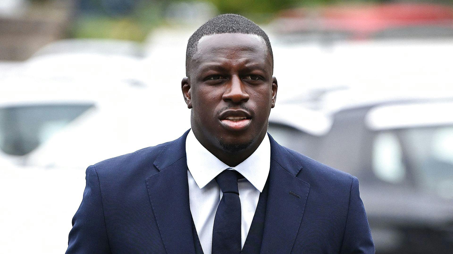 Her ankommer Manchester City-stjernen Benjamin Mendy til retten.