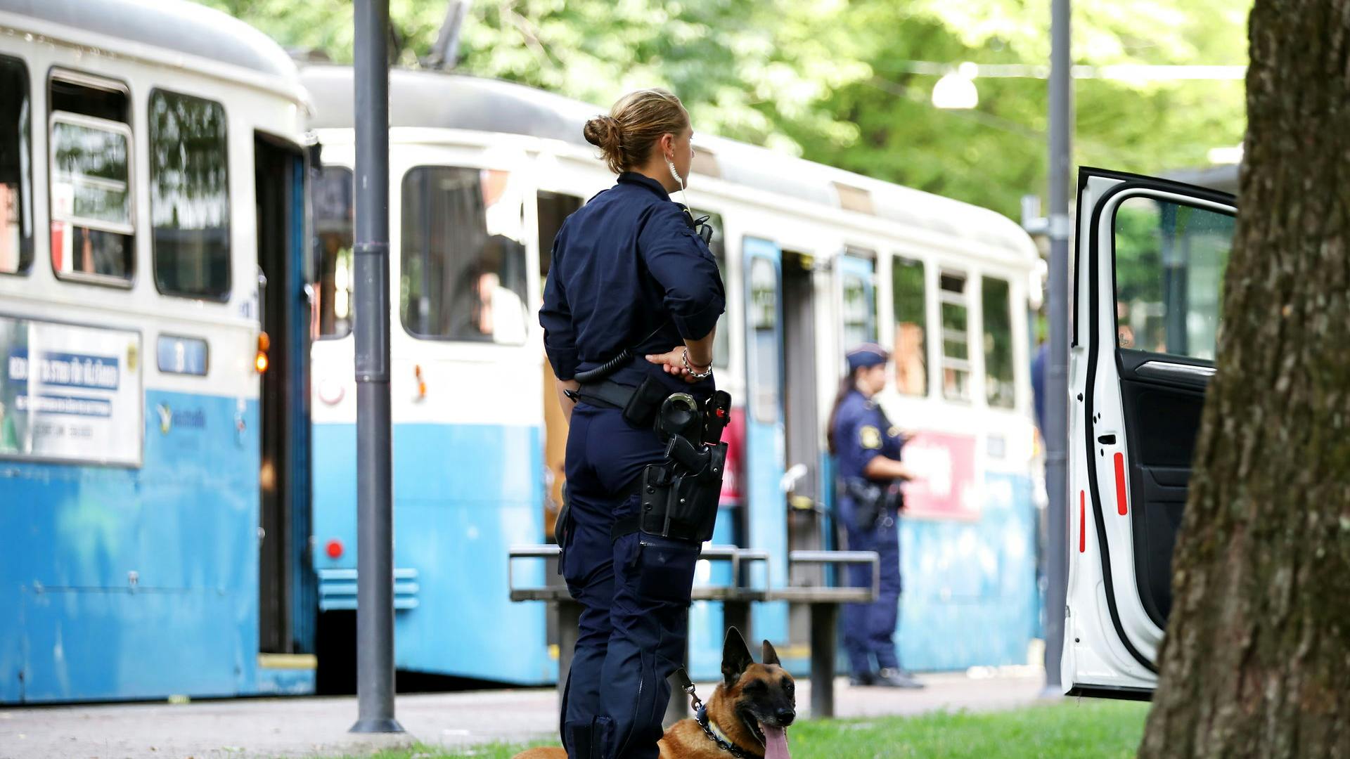 En kvinde i 30'erne er tirsdag morgen blevet ramt af skud i maven i en sporvogn i den svenske by Göteborg.
