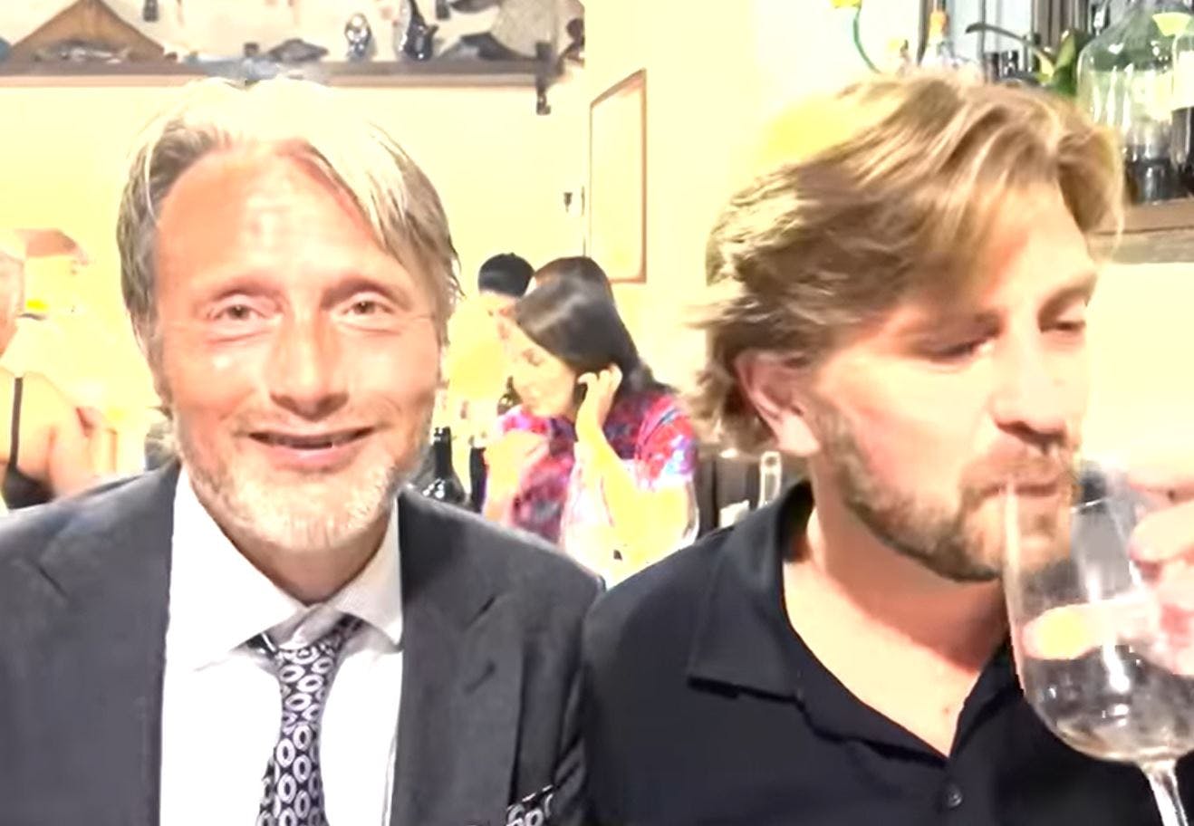 Mads Mikkelsen har god grund til at smile. Han får nemlig sat den svenske instruktør Ruben Östlund godt og grundigt på plads.