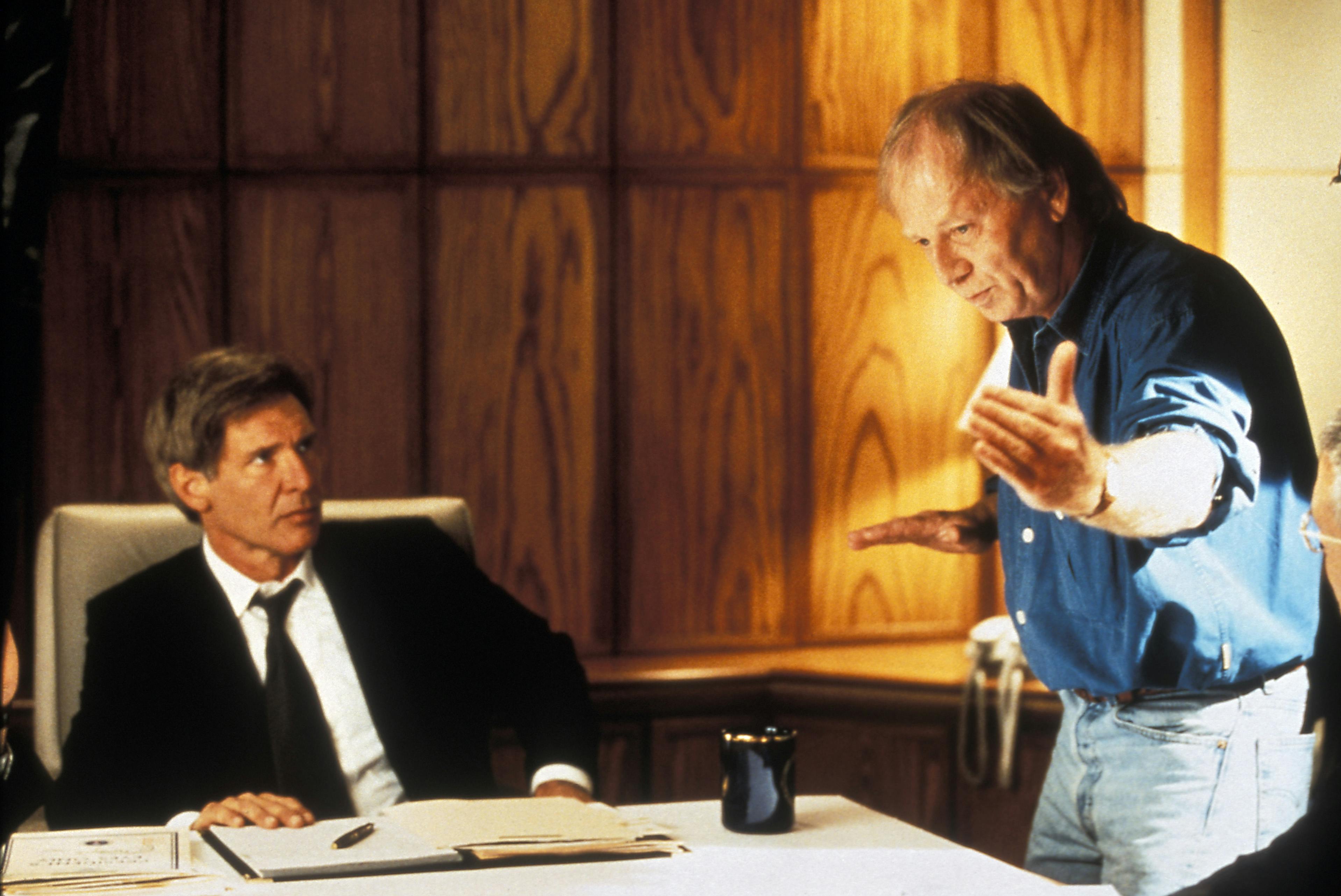 Wolfgang Petersen instruerer Hollywoodstjernen Harrison Fordi i "Air Force One" i 1997
