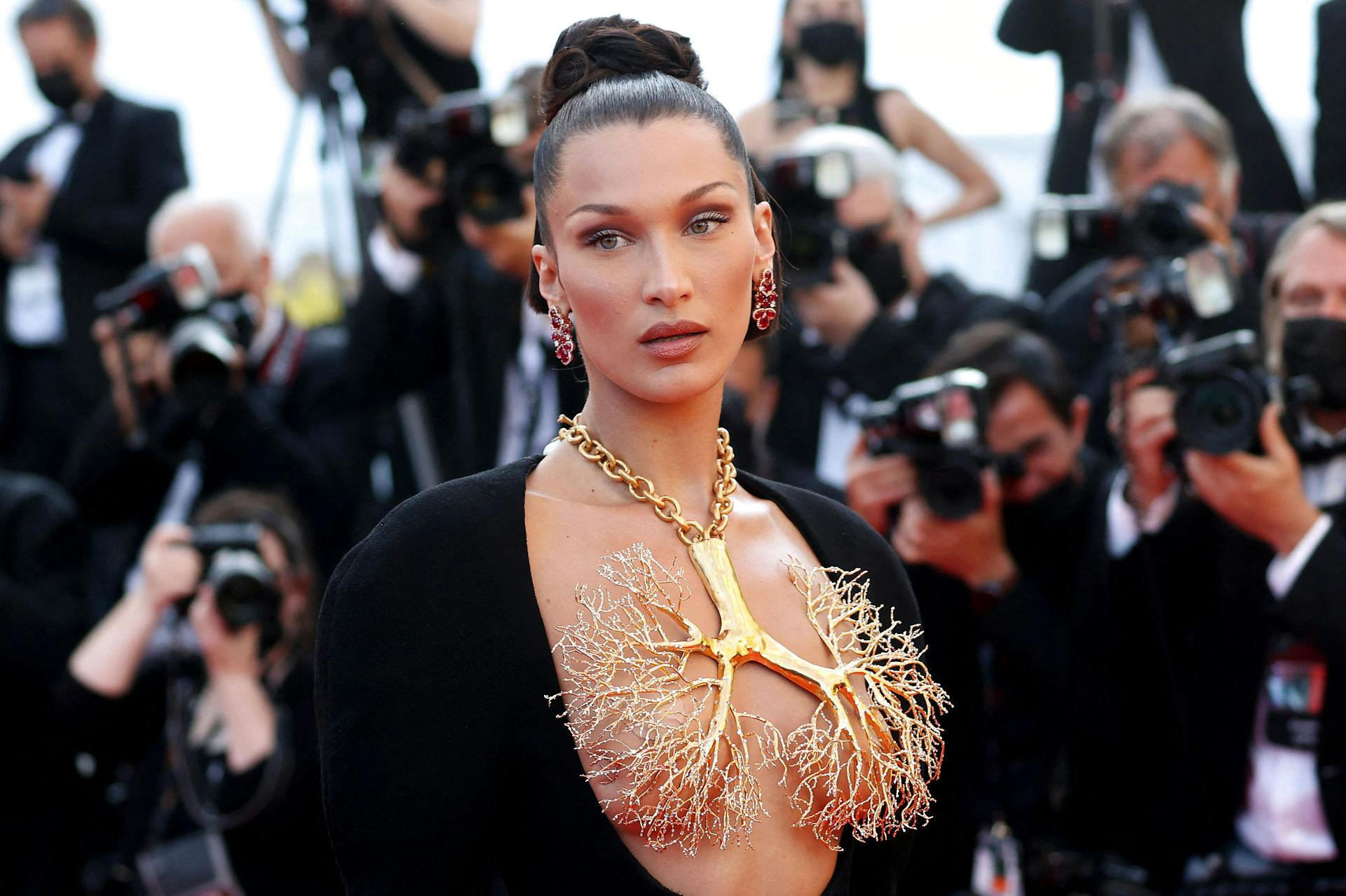 Bella Hadid på den røde løber til sidste års Cannes Filmfestival.