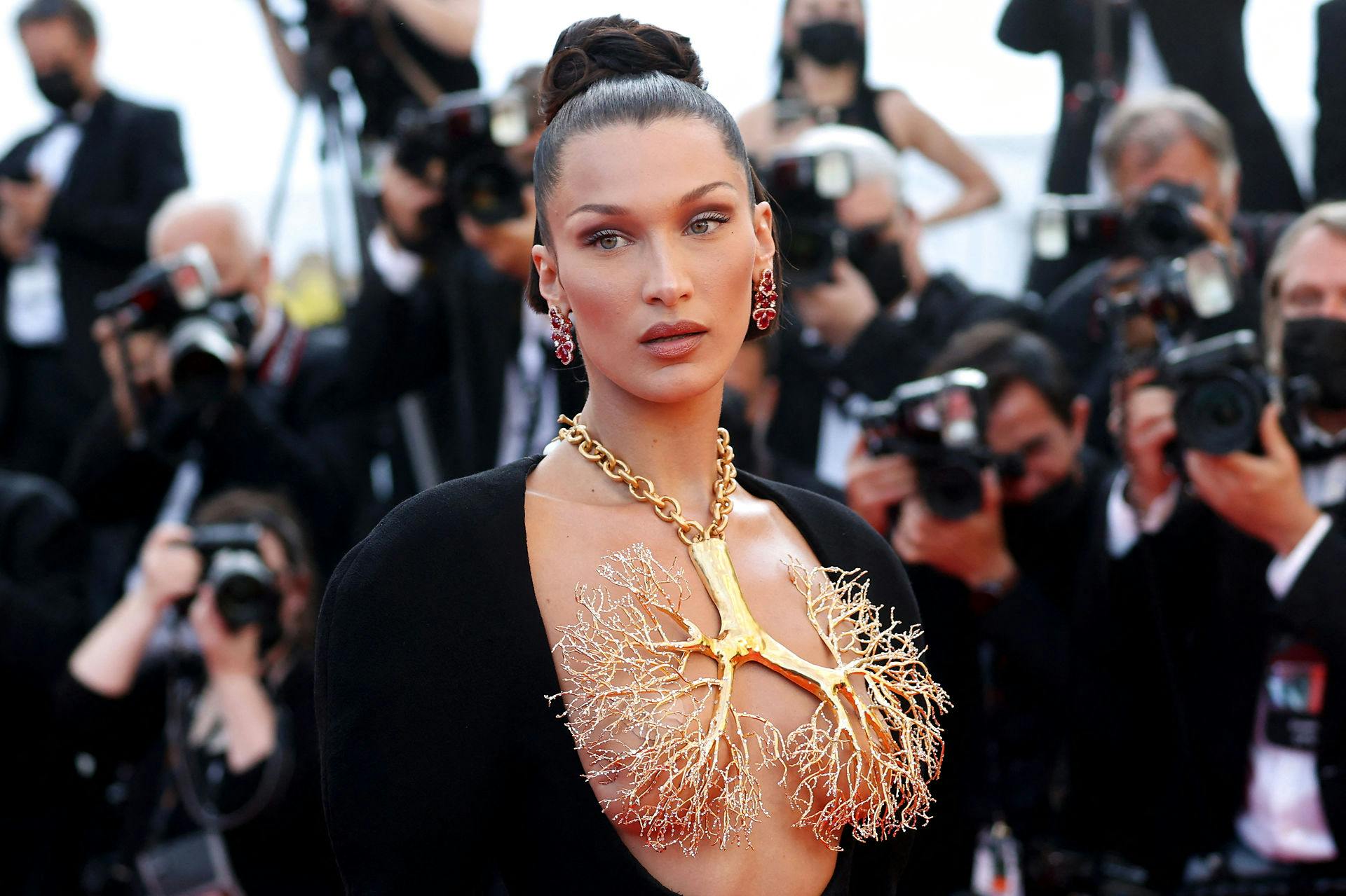 Bella Hadid på den røde løber til sidste års Cannes Filmfestival.
